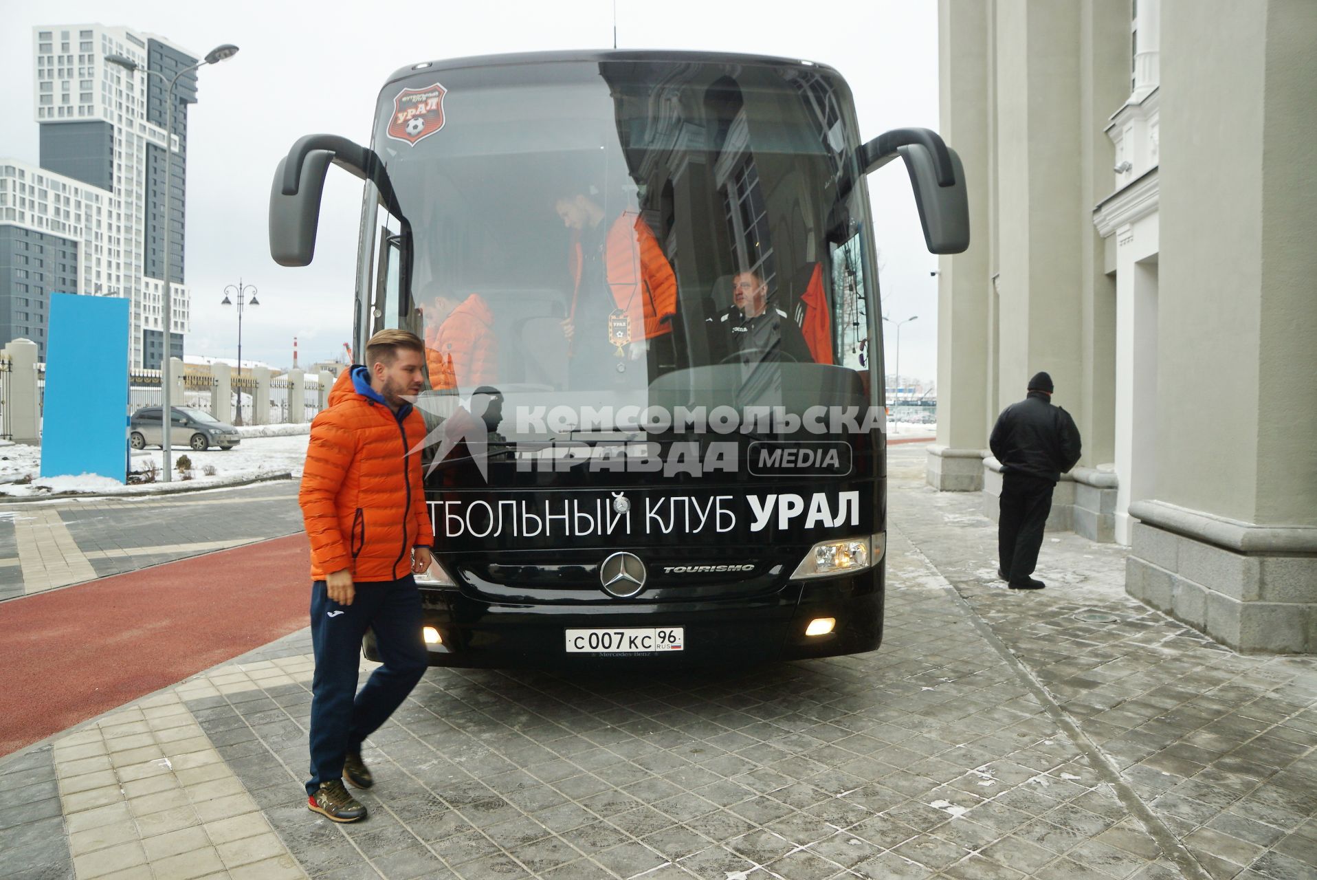 Екатеринбург. Футболисты ФК \'Урал\' впервые посетили отреконстрированный Центральный стадион, подготовленный к проведению матчей Чемпионата мира по футболу 2018