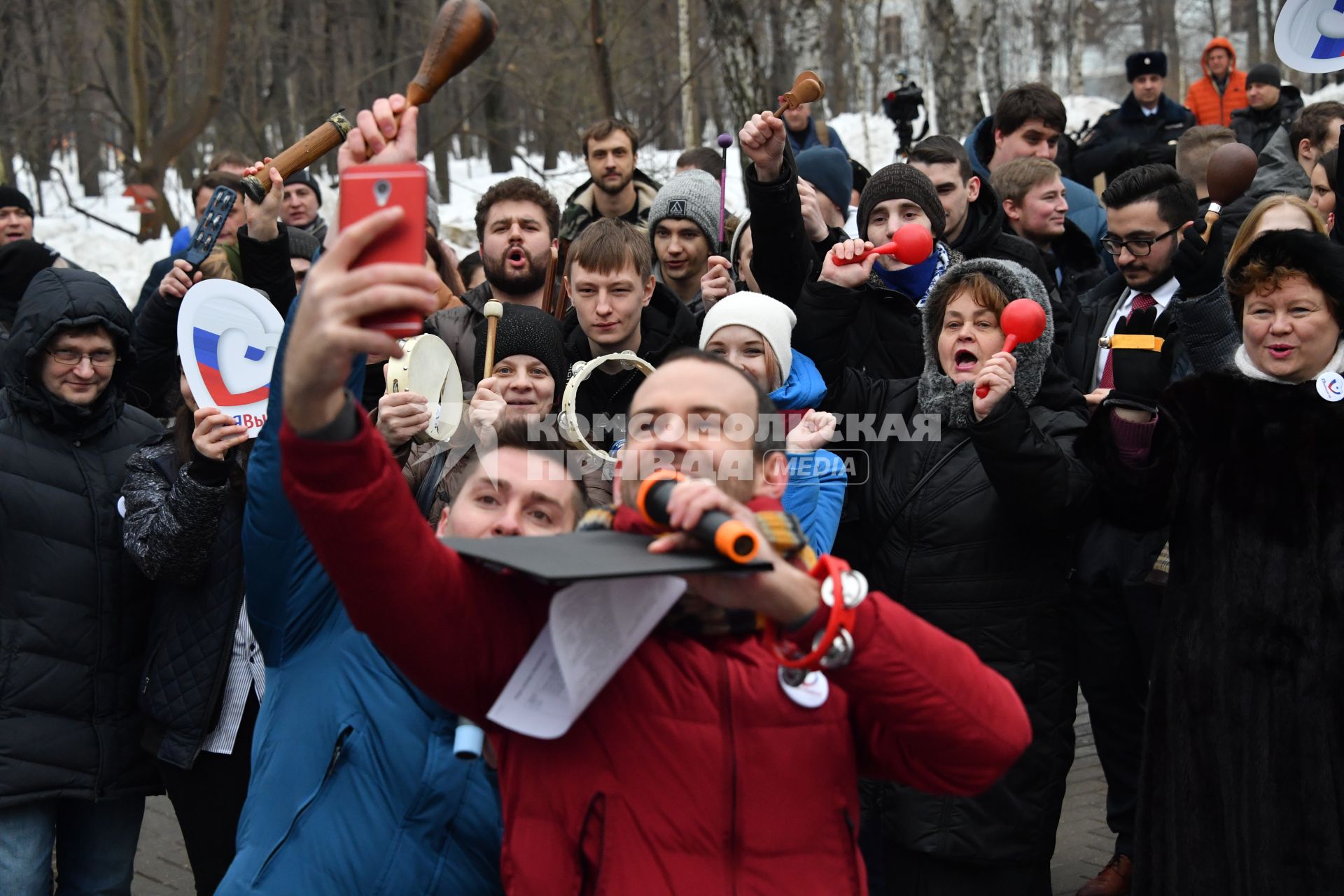 Москва. Участники флешмоба `Я выбираю сам` в поддержку выборов президента РФ, который прошел в парке им.  Воровского.