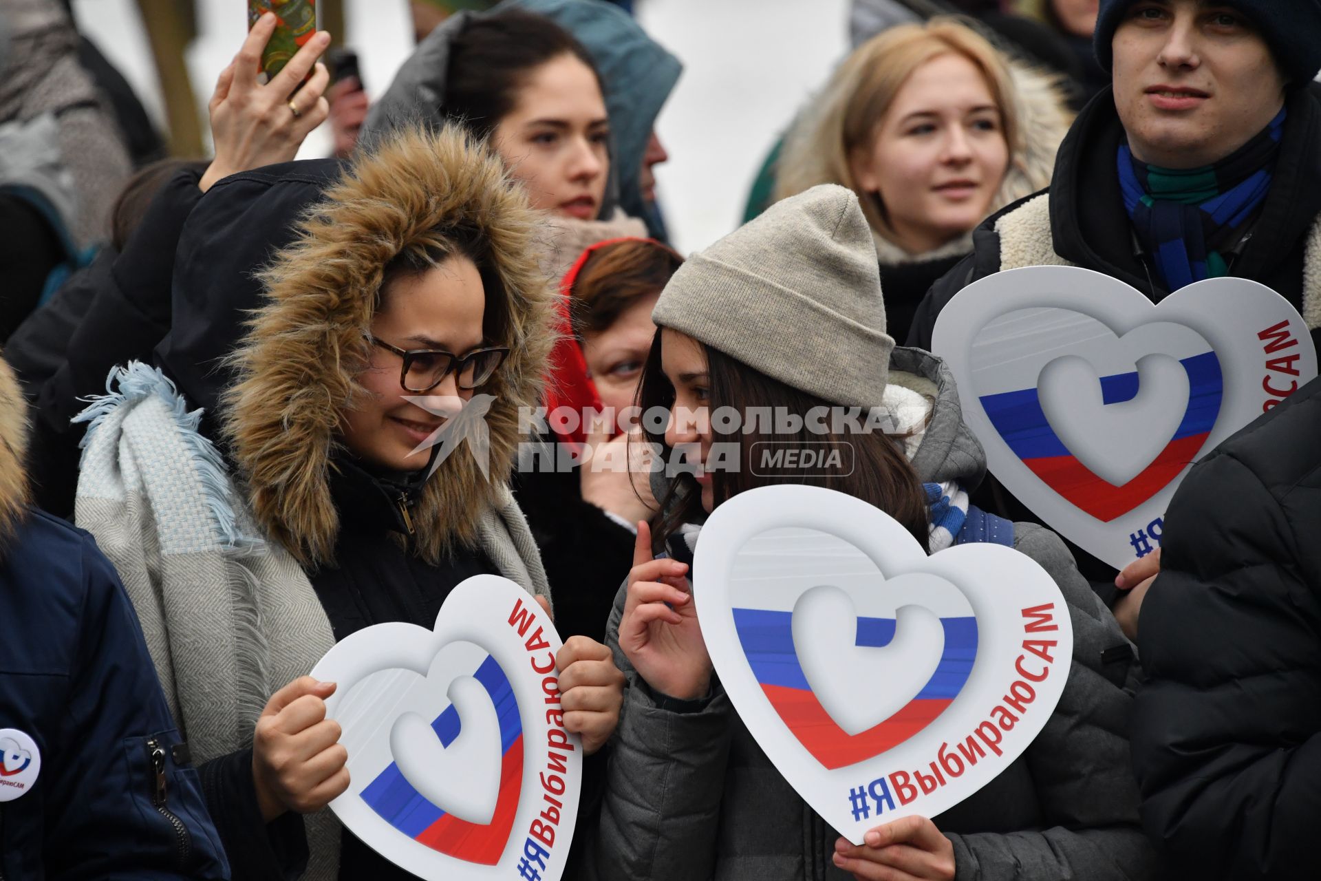 Москва. Участники флешмоба `Я выбираю сам` в поддержку выборов президента РФ, который прошел в парке им.  Воровского.