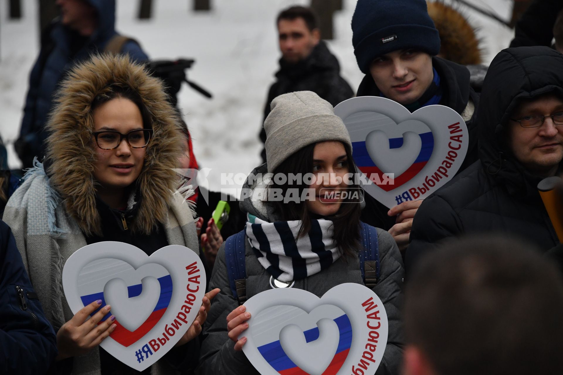 Москва. Участники флешмоба `Я выбираю сам` в поддержку выборов президента РФ, который прошел в парке им.  Воровского.