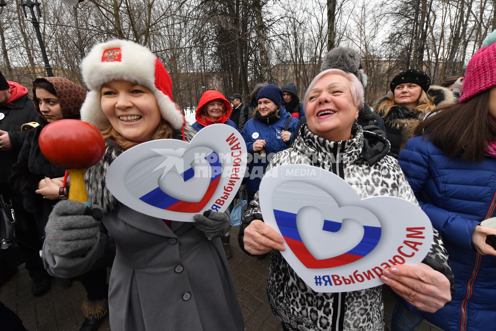 Москва. Участники флешмоба `Я выбираю сам` в поддержку выборов президента РФ, который прошел в парке им.  Воровского.