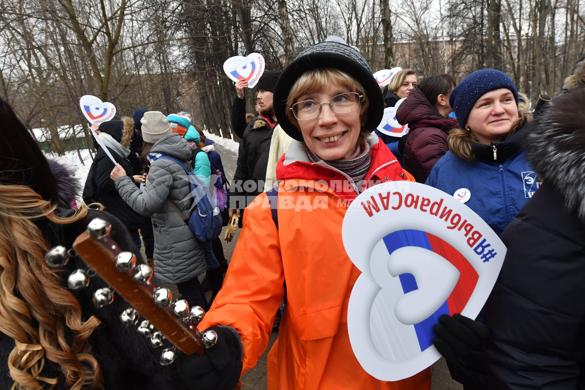 Москва. Участники флешмоба `Я выбираю сам` в поддержку выборов президента РФ, который прошел в парке им.  Воровского.