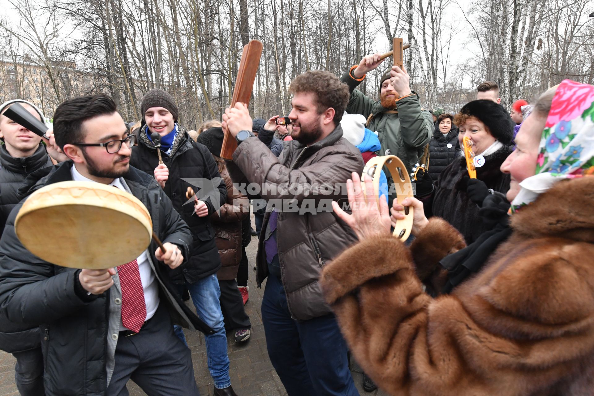 Москва. Участники флешмоба `Я выбираю сам` в поддержку выборов президента РФ, который прошел в парке им.  Воровского.