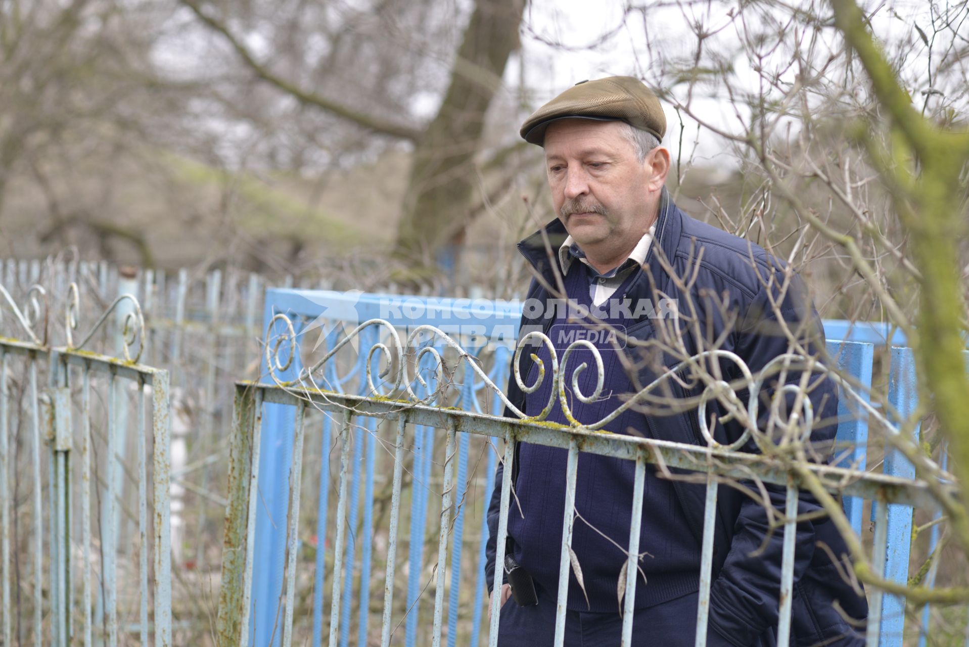 Республике Дагестан, с.Тарумовка. Врач-стоматолог Сергей Дмитрян на родовом кладбище.