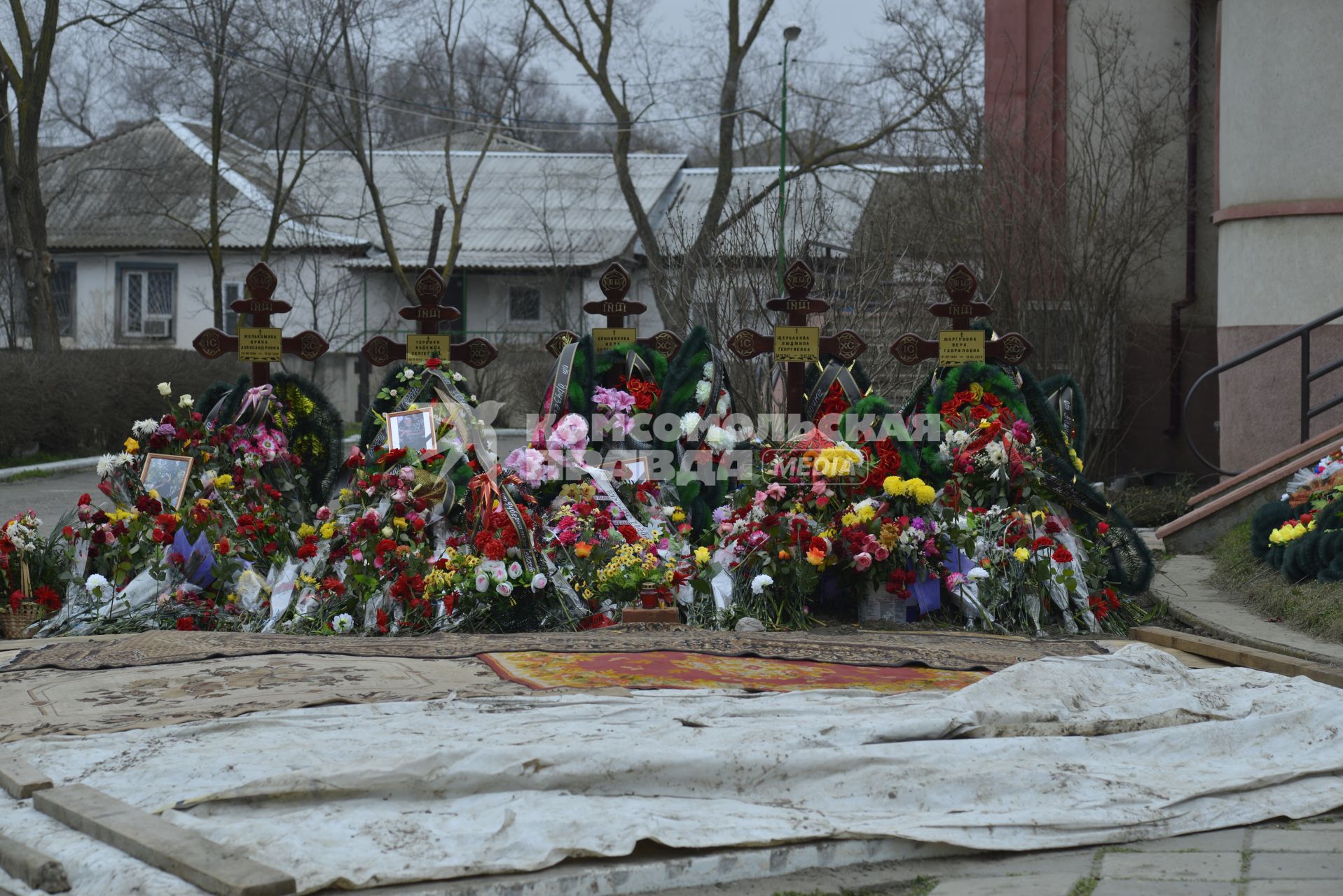 Республике Дагестан, г. Кизляр. Могилы погибших прихожан при нападении на Свято-Георгиевский храм.