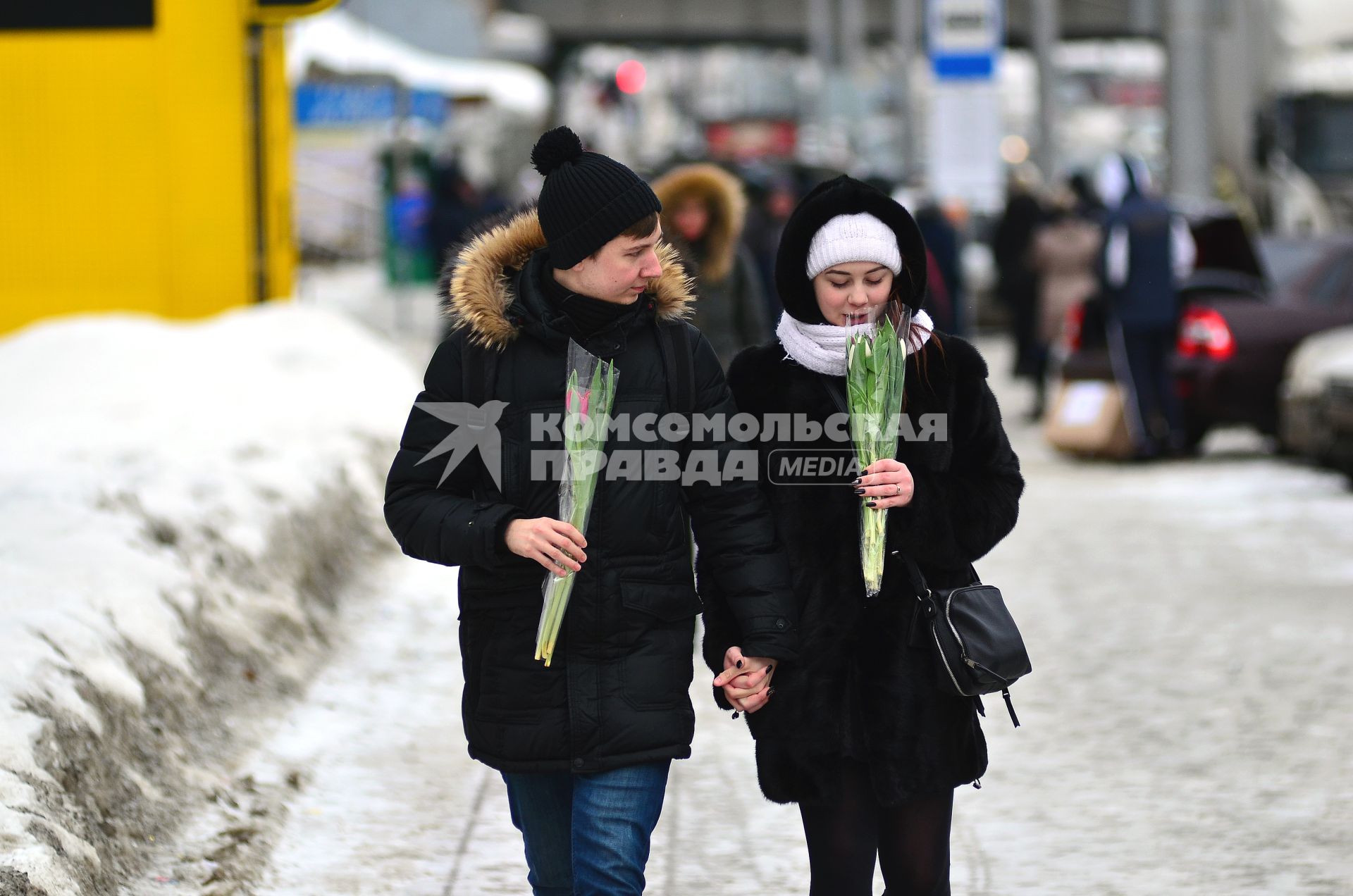 Новосибирск. Молодые люди на улице с цветами.