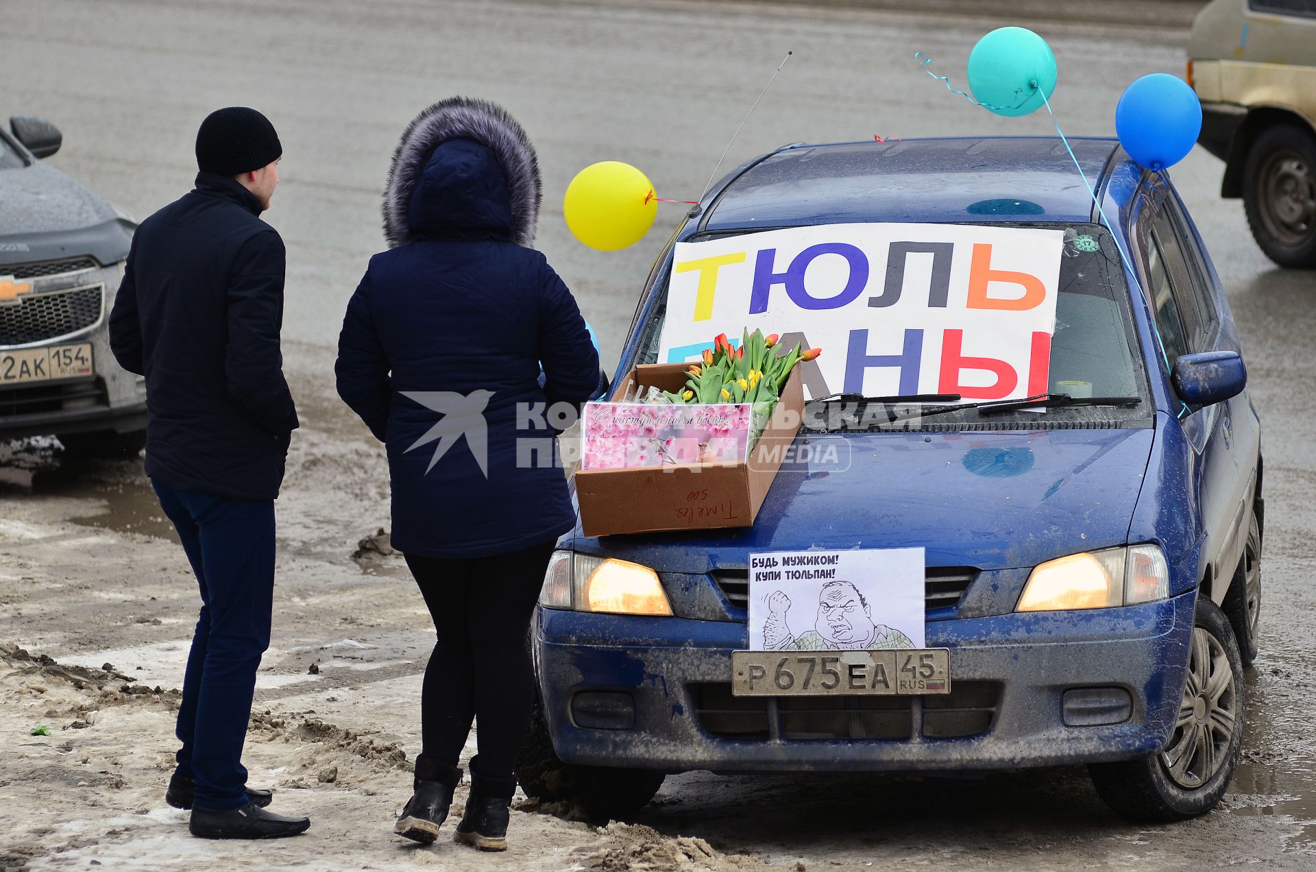 Новосибирск. Торговля цветами на улице города.