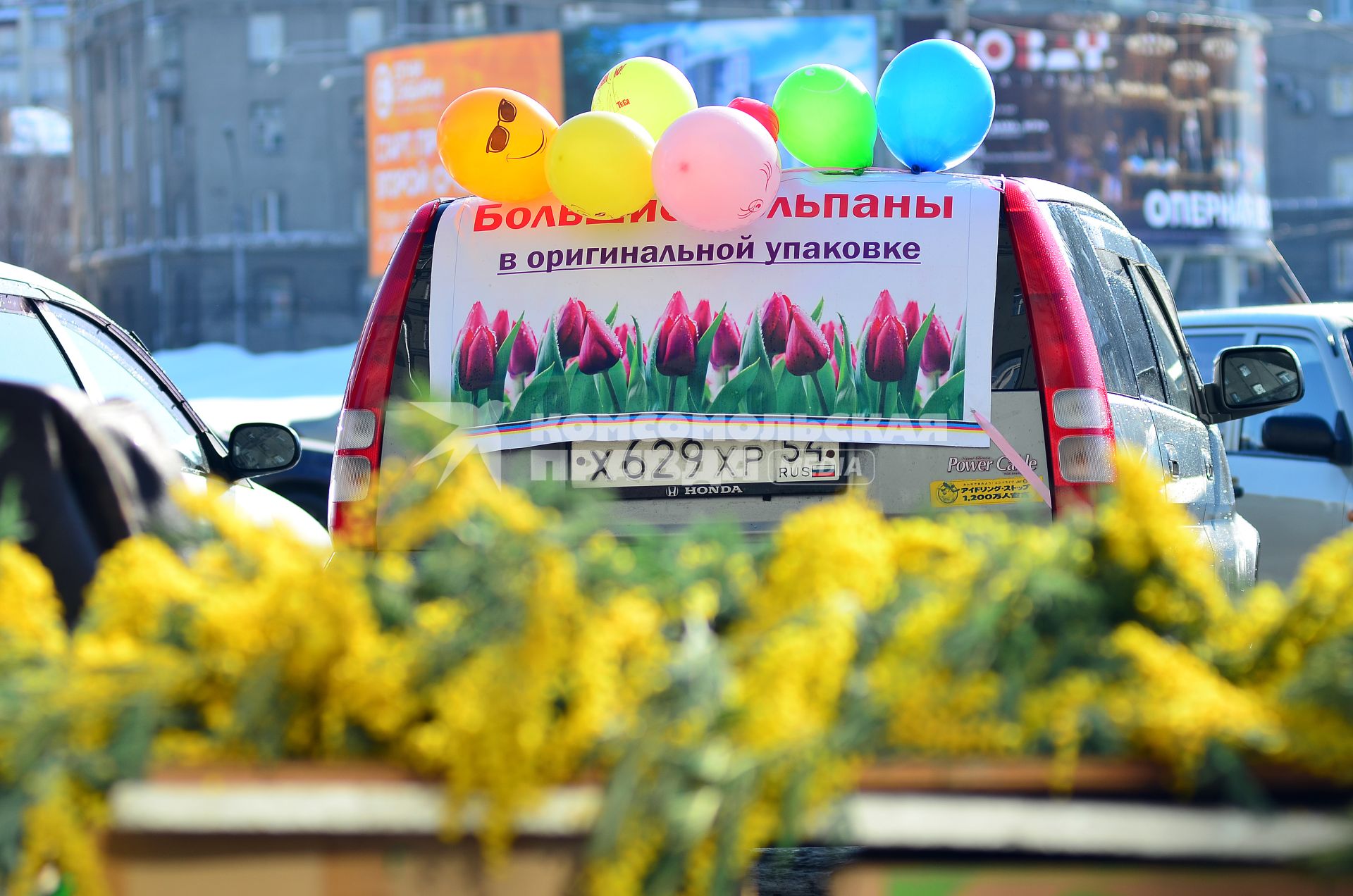 Новосибирск. Торговля цветами на улице города.