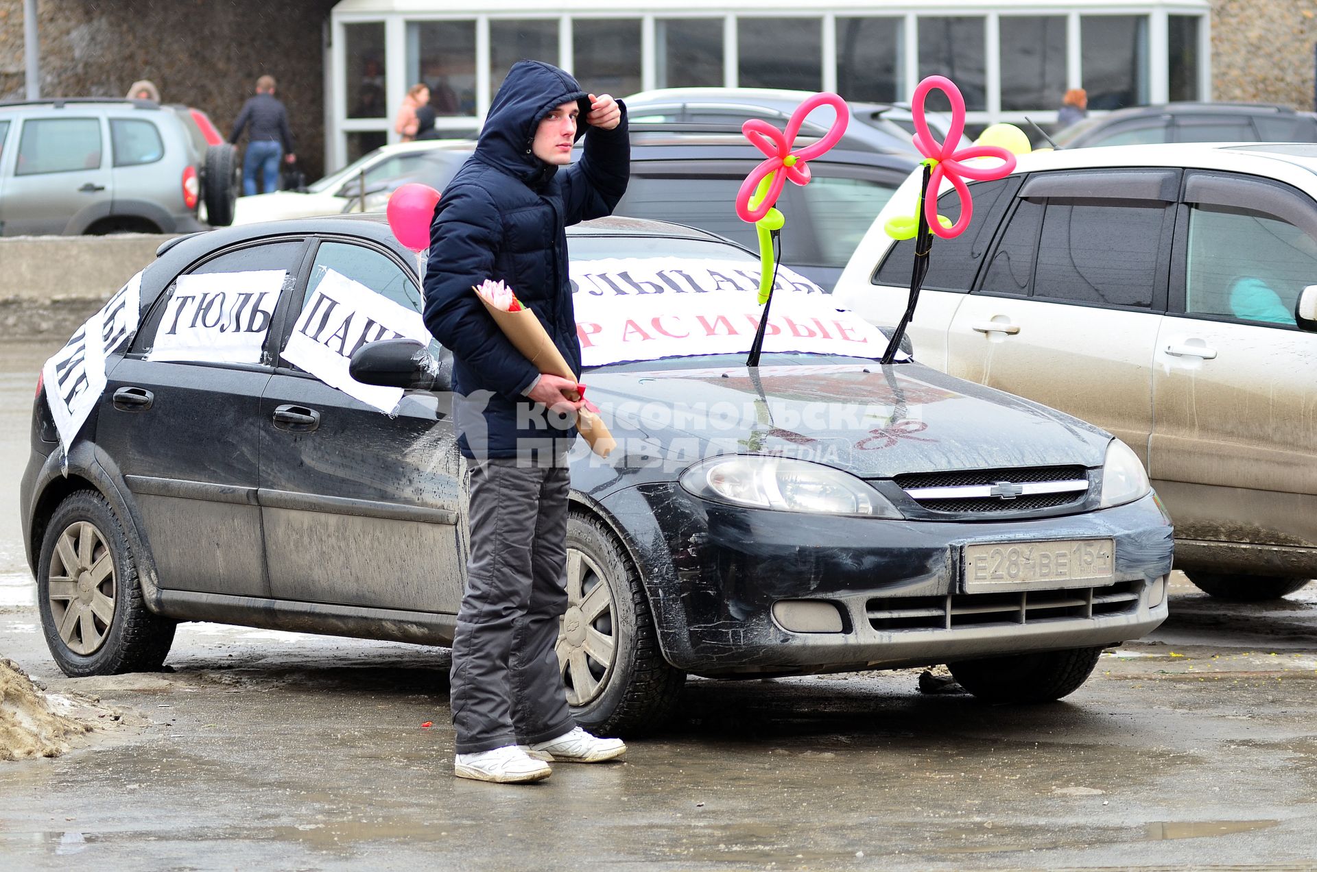 Новосибирск. Мужчина торует тюльпанами.