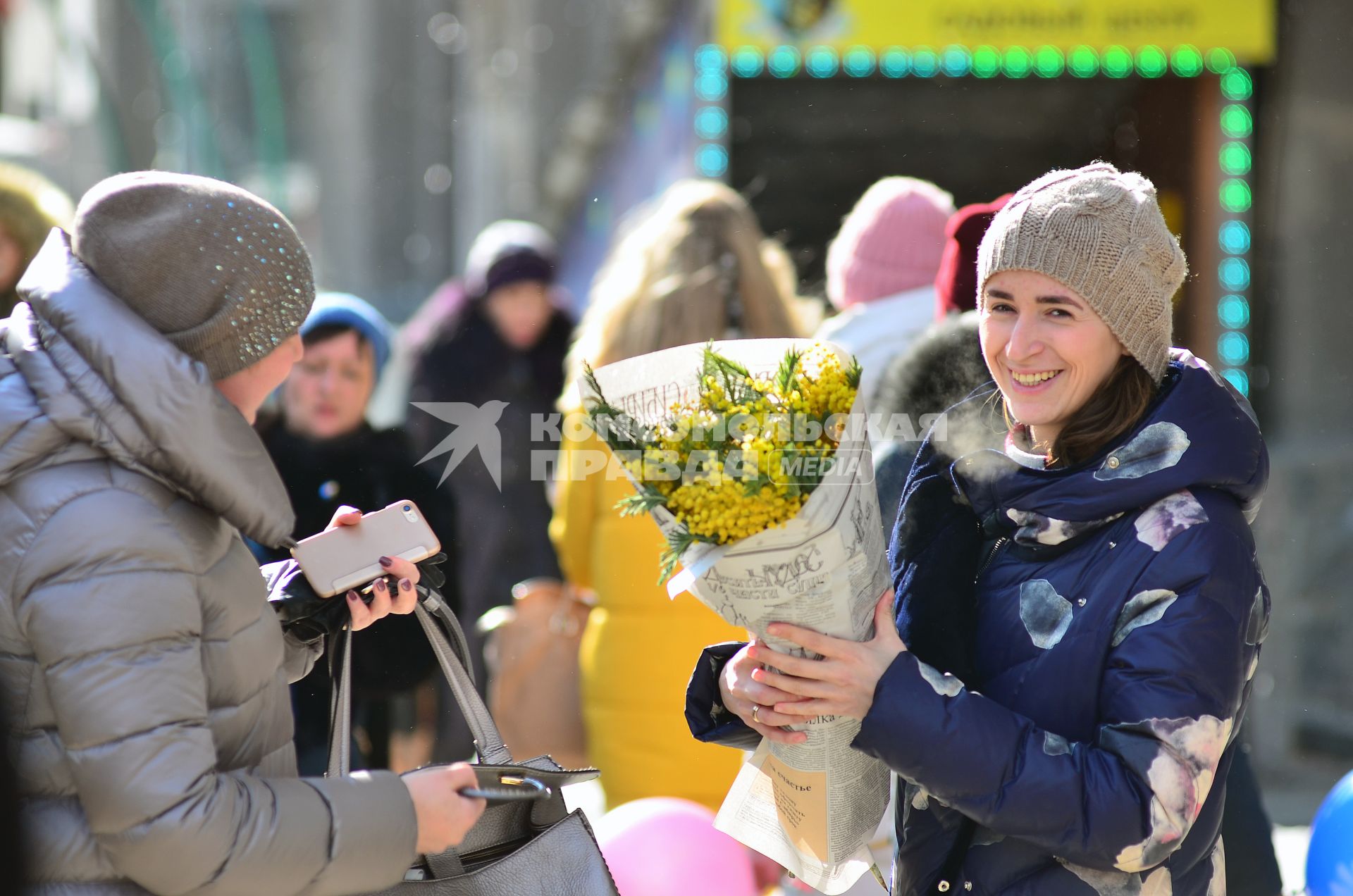 Новосибирск.  Женщина  с букетом мимозы.