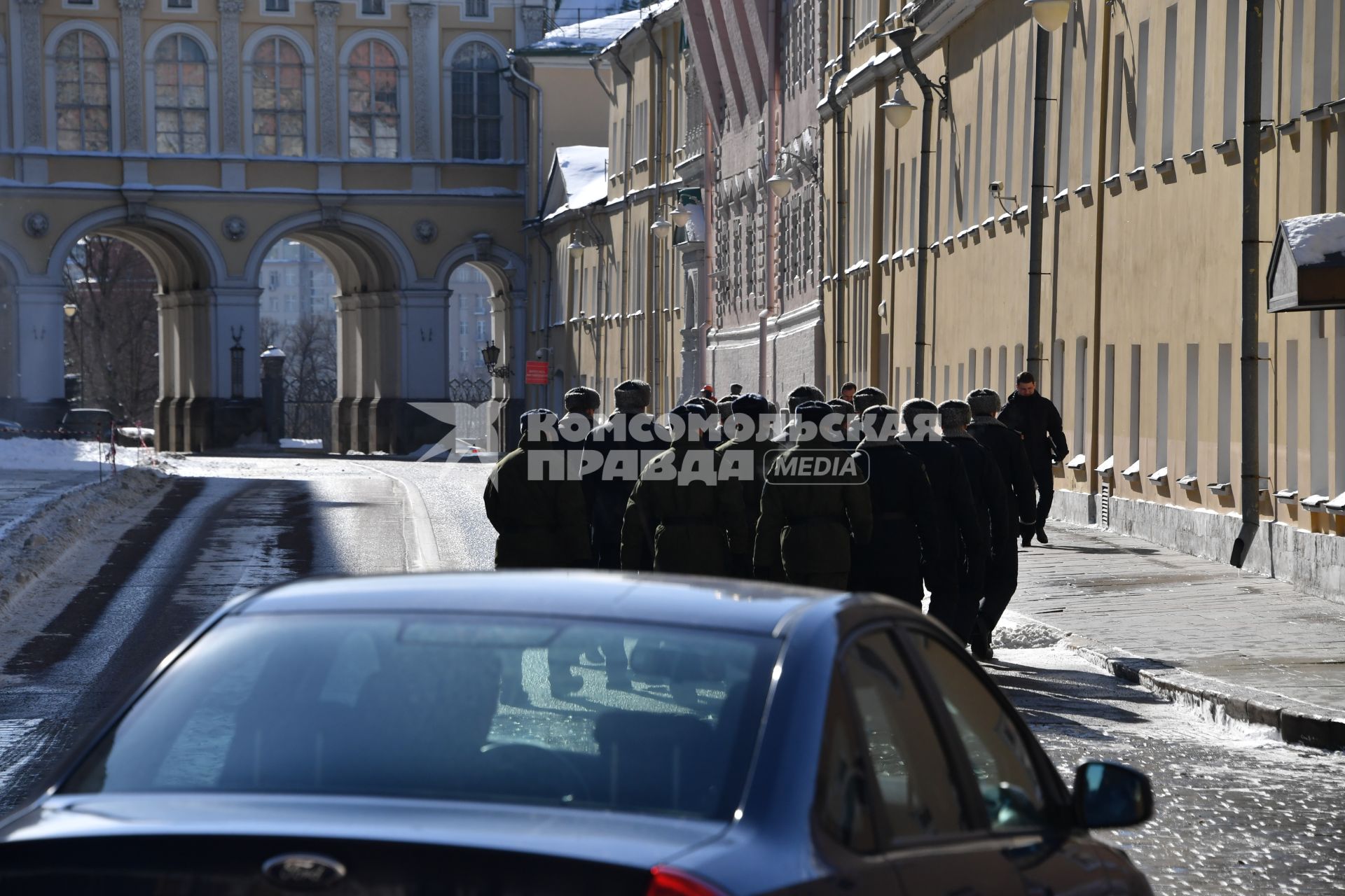 Москва. Дворцовая улица на территории Московского Кремля. Справа - Потешный дворец (палаты Милославского), в котором сейчас размещается Комендатура Кремля.