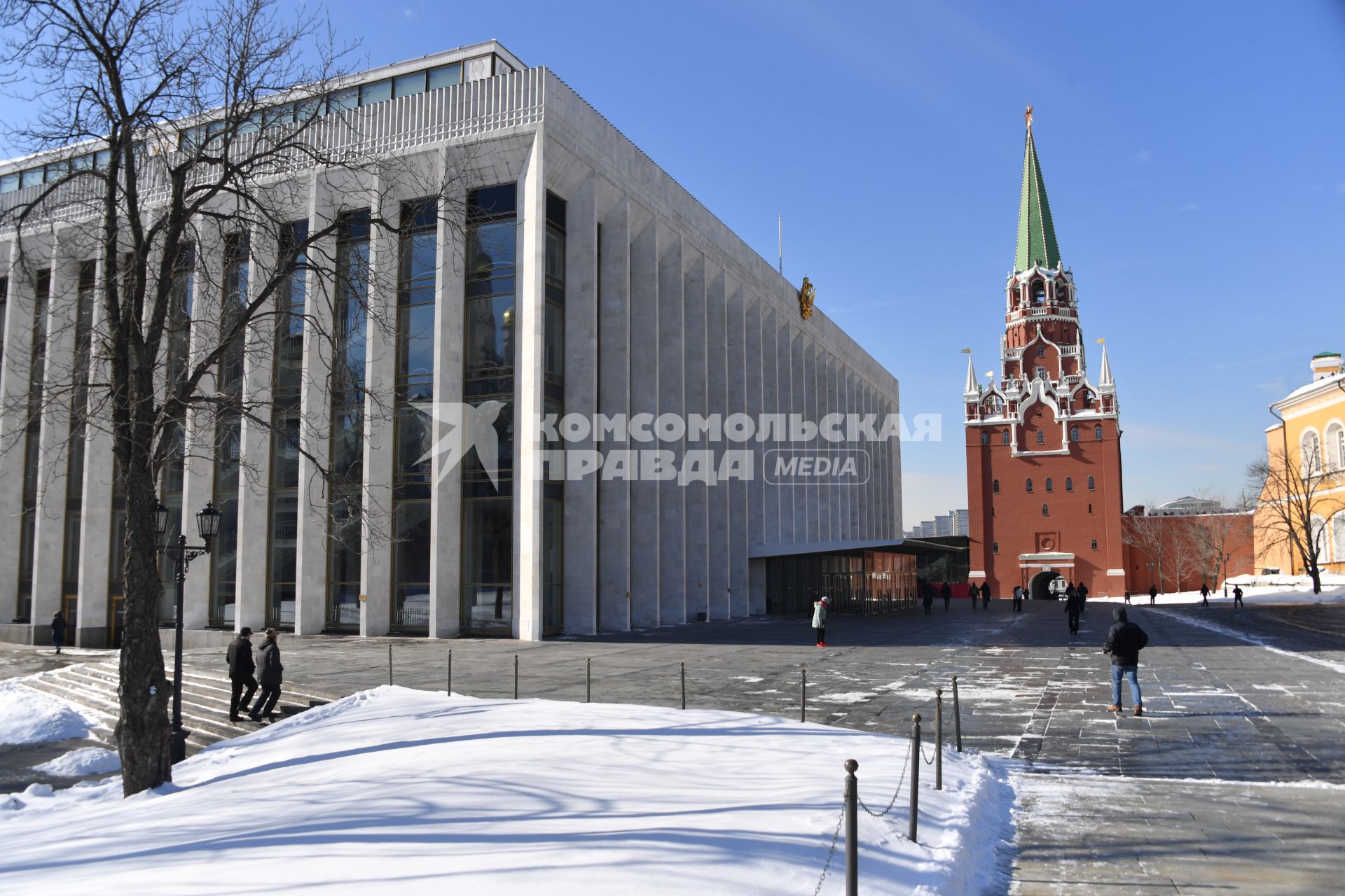 Москва. Государственный Кремлевский дворец и Троицкая башня в Московском Кремле.