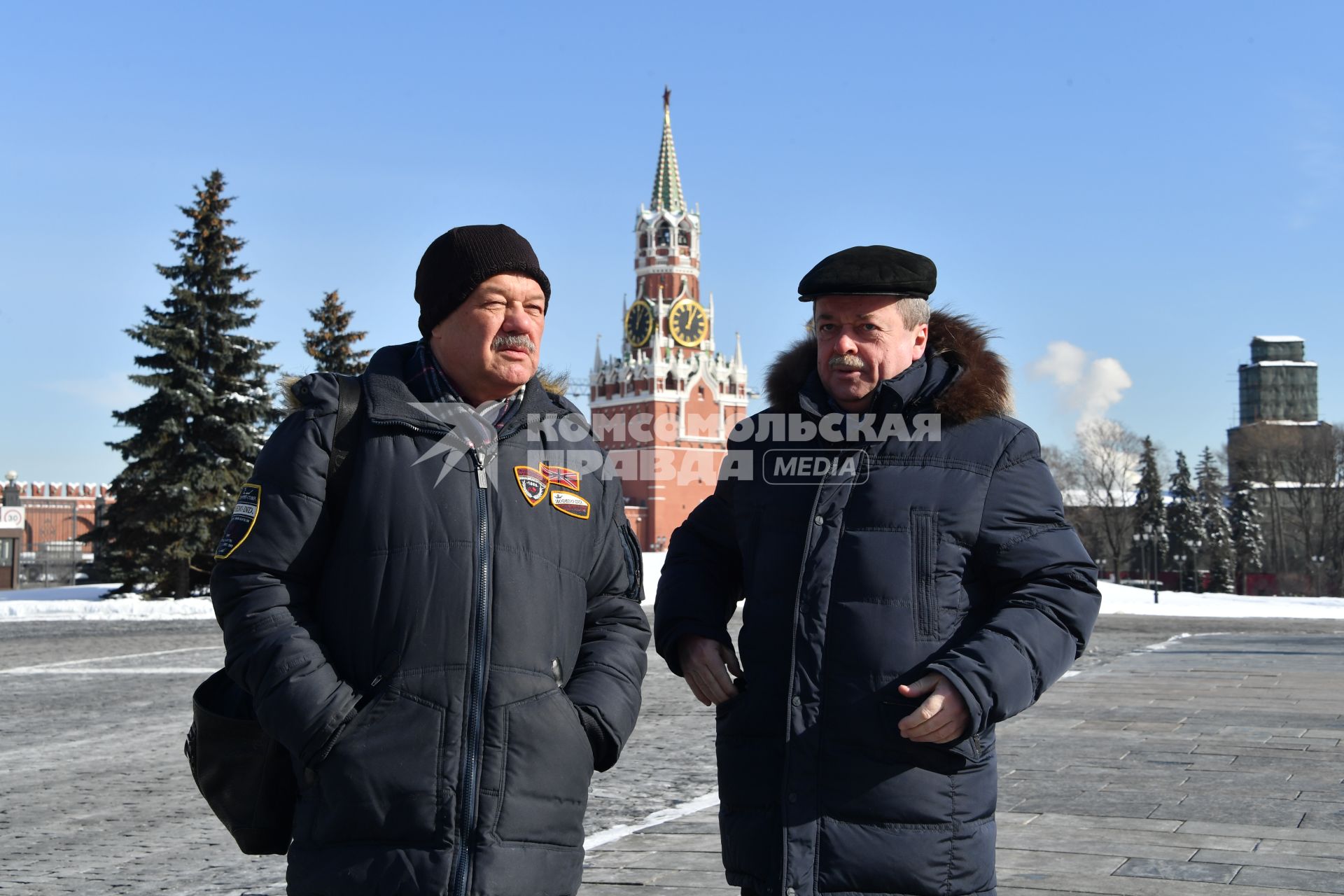 Москва. Корреспондент `Комсомольской правды` Александр Гамов и советник директора Федеральной службы охраны России, доктор исторических наук, профессор Сергей Девятов на территории Московского Кремля.