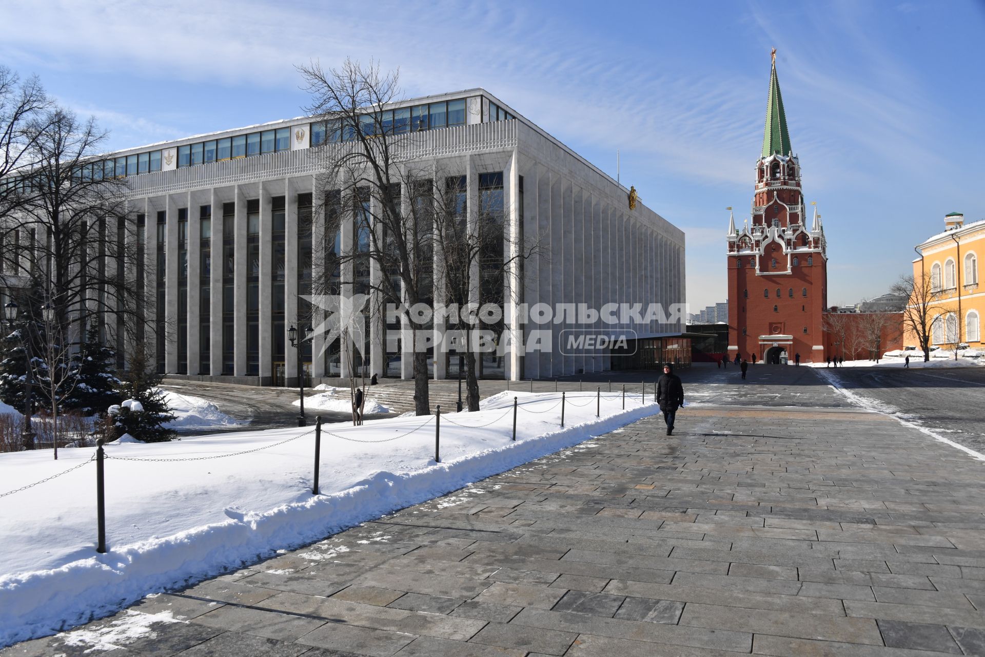 Москва. Государственный Кремлевский дворец и Троицкая башня в Московском Кремле.