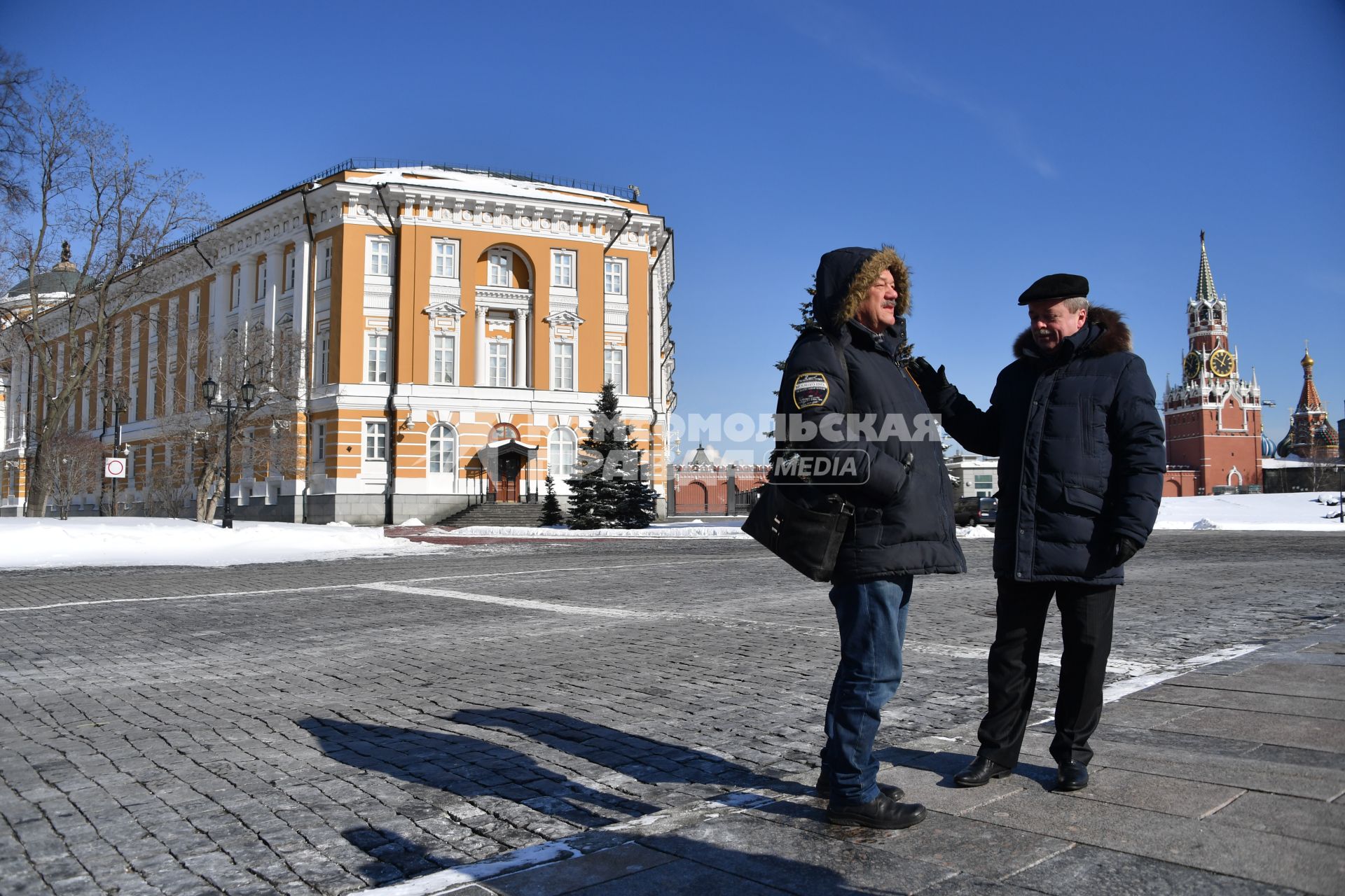 Москва. Корреспондент `Комсомольской правды` Александр Гамов и советник директора Федеральной службы охраны России, доктор исторических наук, профессор Сергей Девятов возле здания Сената на территории Московского Кремля.