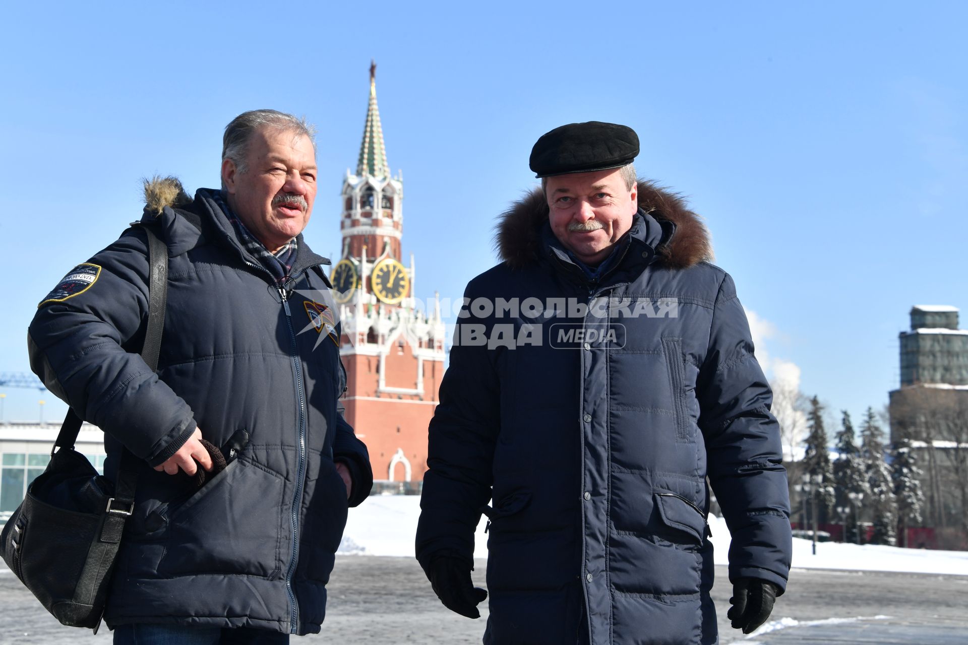 Москва. Корреспондент `Комсомольской правды` Александр Гамов и советник директора Федеральной службы охраны России, доктор исторических наук, профессор Сергей Девятов на территории Московского Кремля.