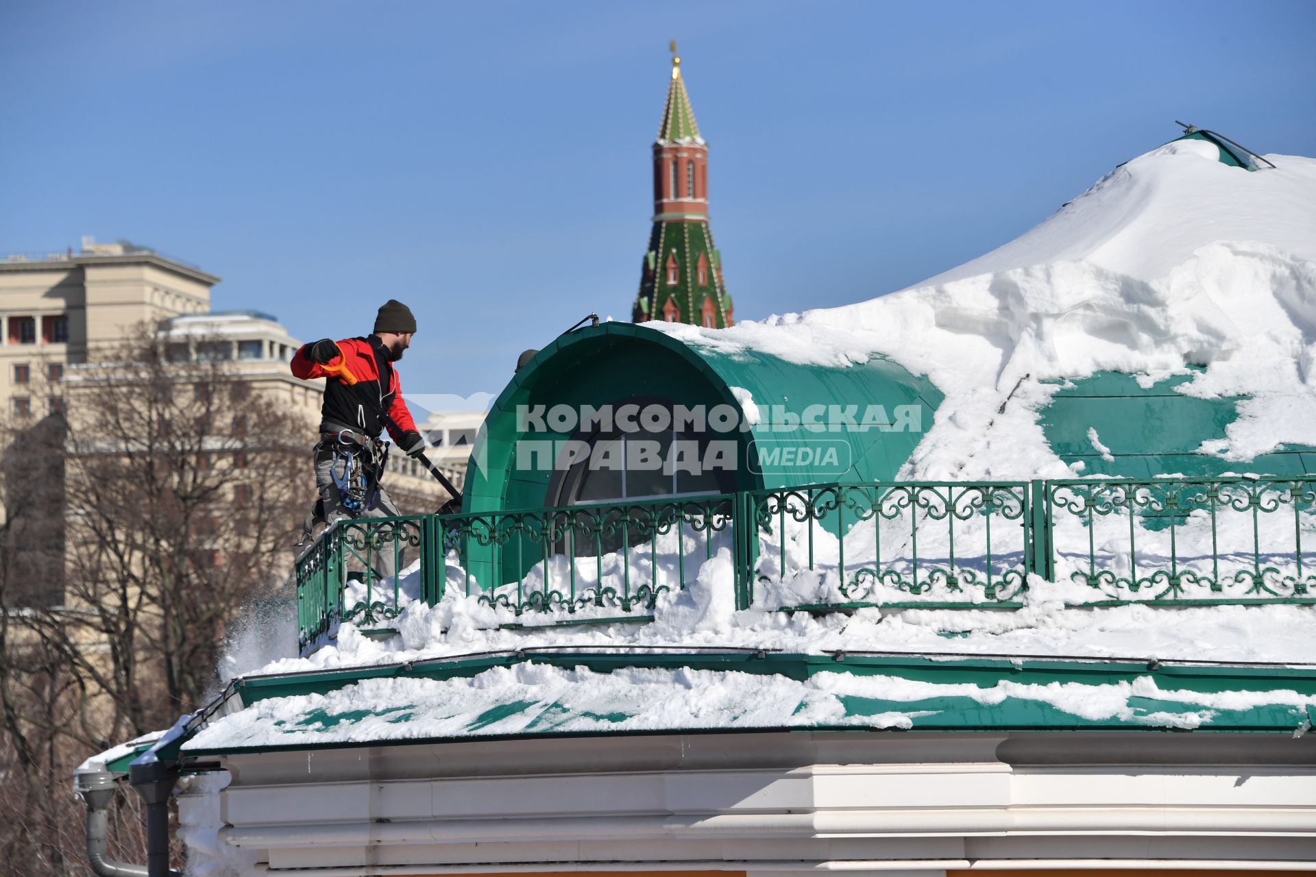 Москва. Чистка снега с крыши здания Арсенала Московского Кремля.