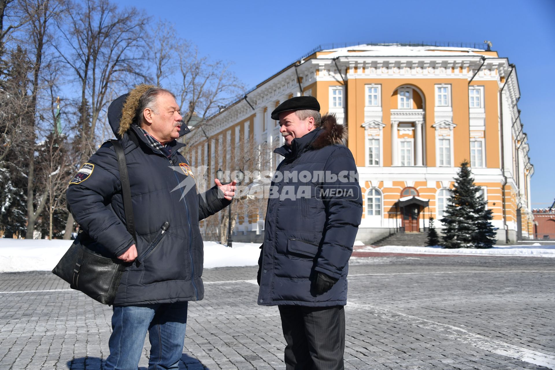 Москва. Корреспондент `Комсомольской правды` Александр Гамов и советник директора Федеральной службы охраны России, доктор исторических наук, профессор Сергей Девятов возле здания Сената на территории Московского Кремля.