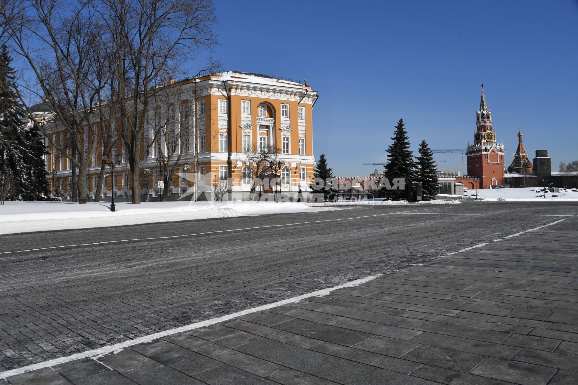 Москва. Здание Сената на территории Московского Кремля и Спасская башня (справа).