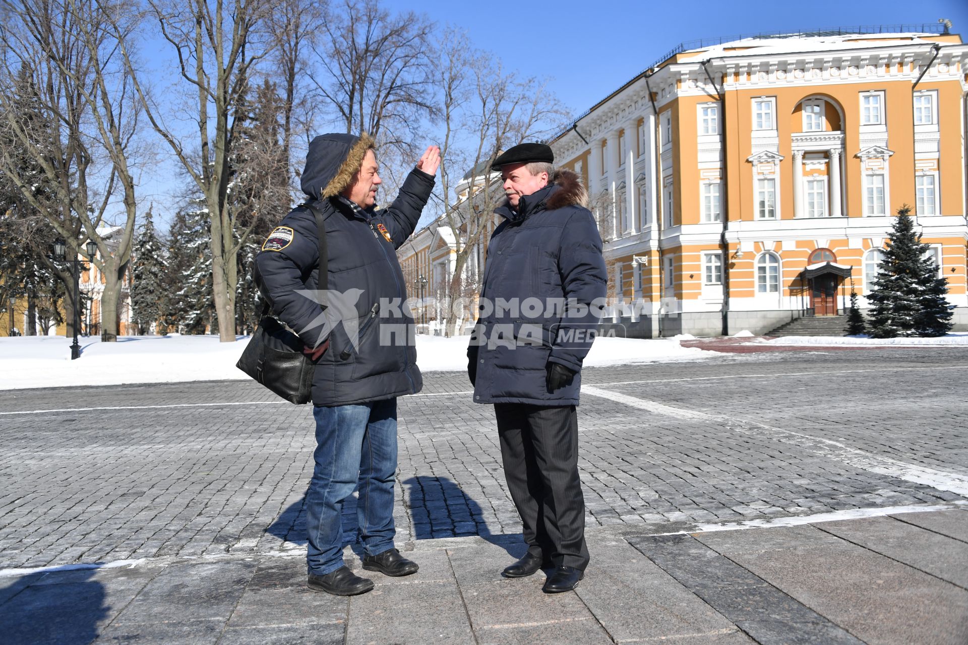 Москва. Корреспондент `Комсомольской правды` Александр Гамов и советник директора Федеральной службы охраны России, доктор исторических наук, профессор Сергей Девятов возле здания Сената на территории Московского Кремля.