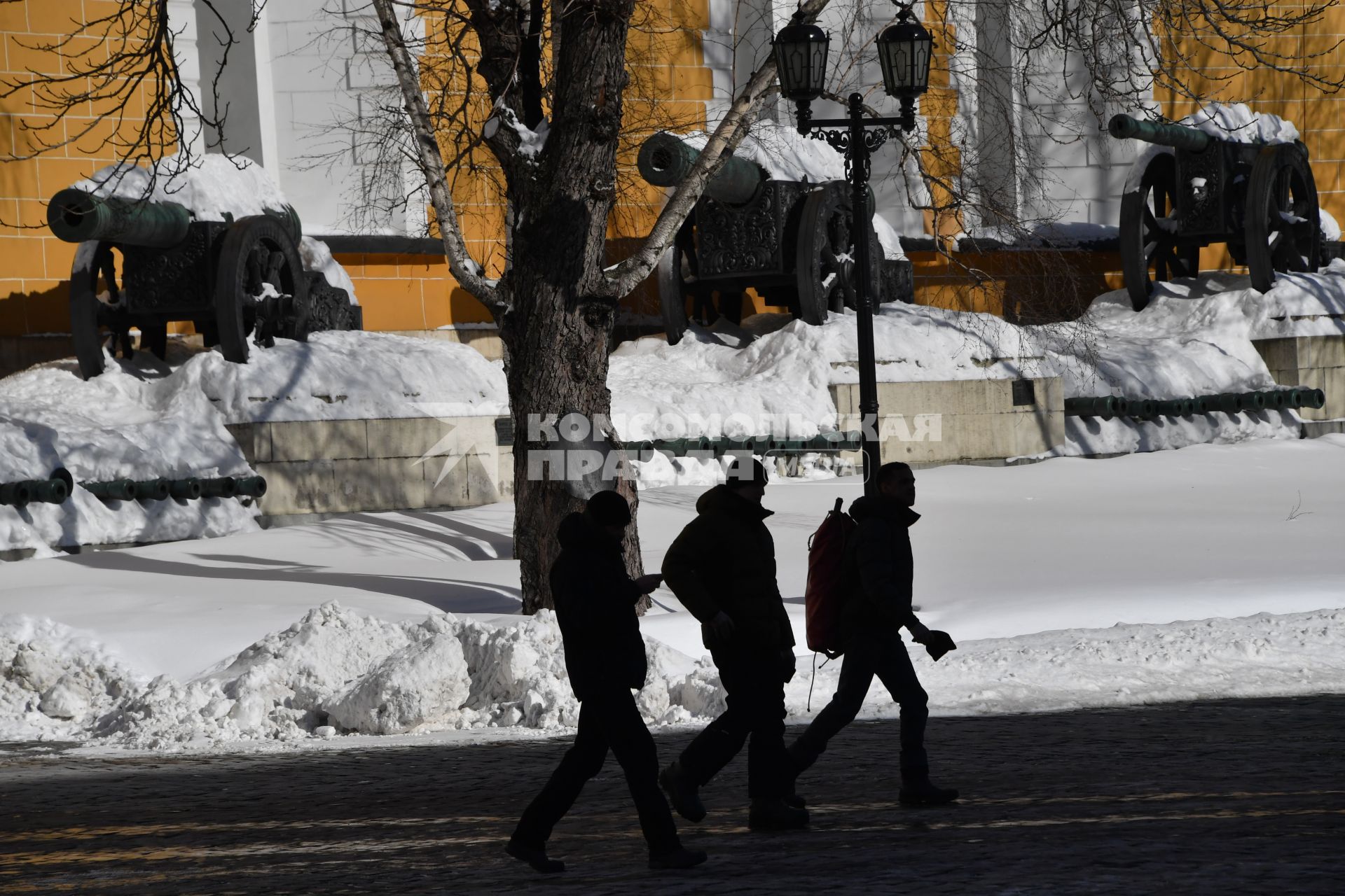 Москва. Артиллерийские орудия возле здания Арсенала Московского Кремля.