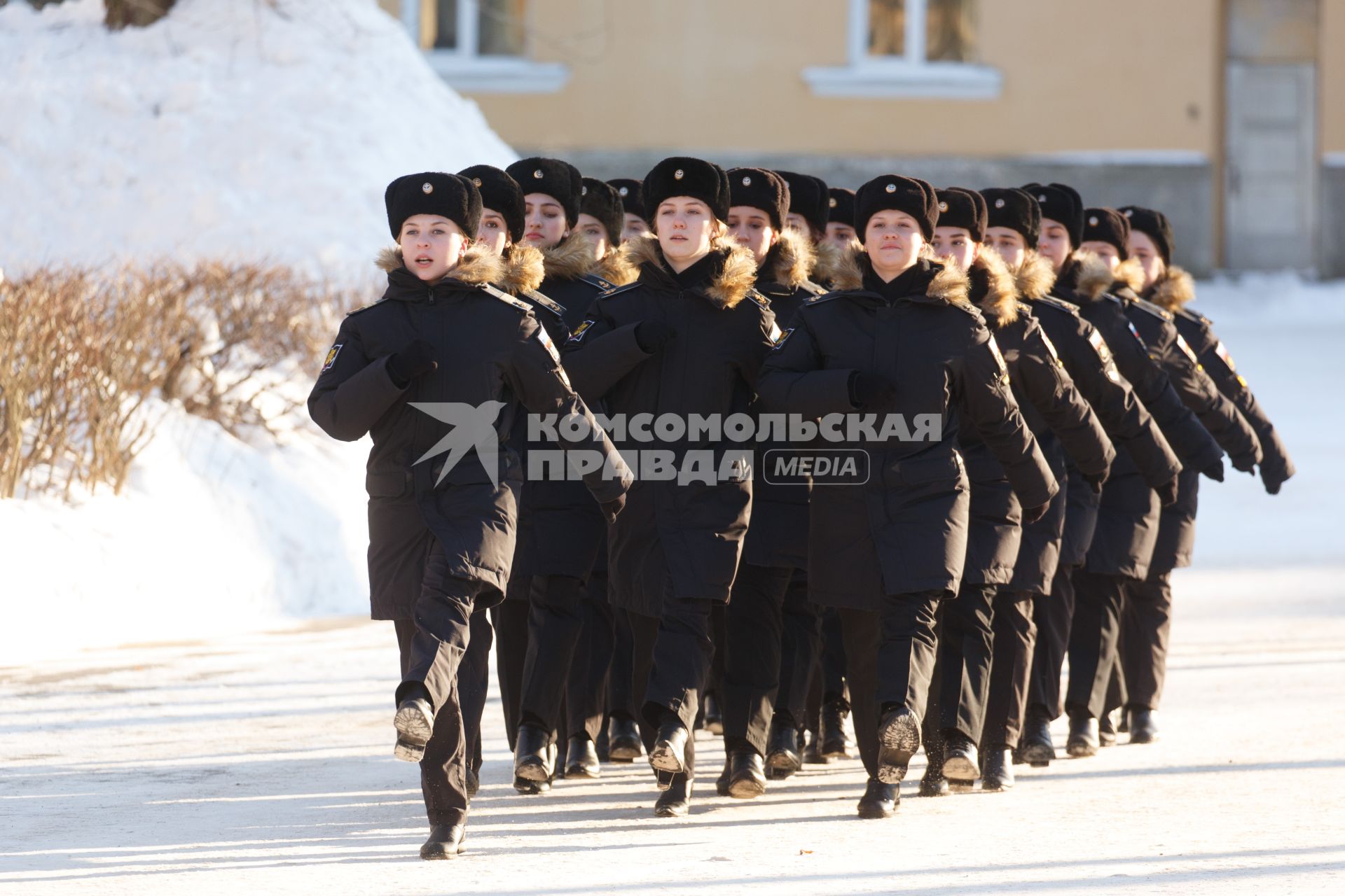 Санкт-Петербург. Девушки курсанты  на занятиях  в военно-морском политехническом институте  (ВМПИ).