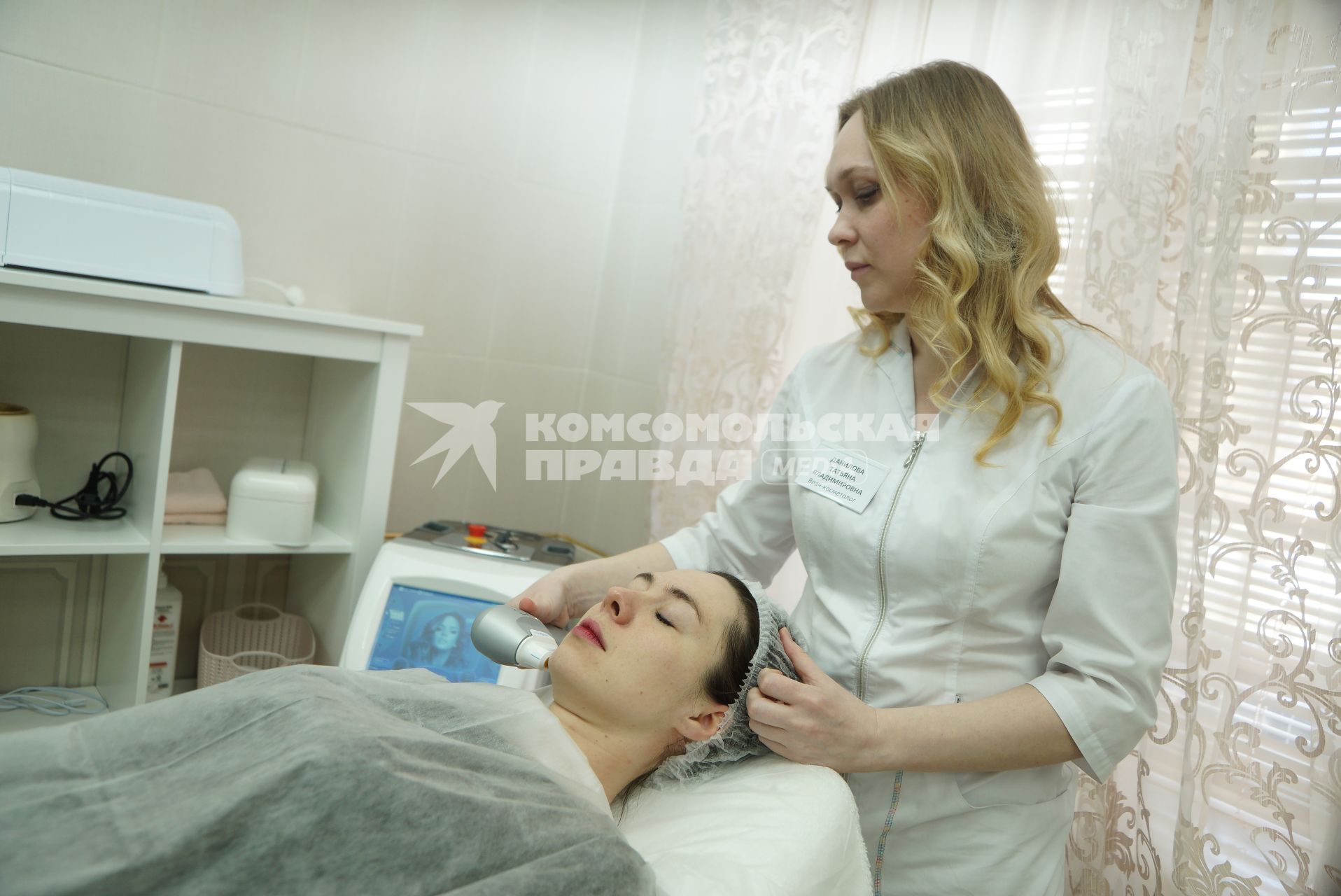 Екатеринбург. Женщина в салоне красоты на процедуре у косметолога, по ультразвуковой чистке лица