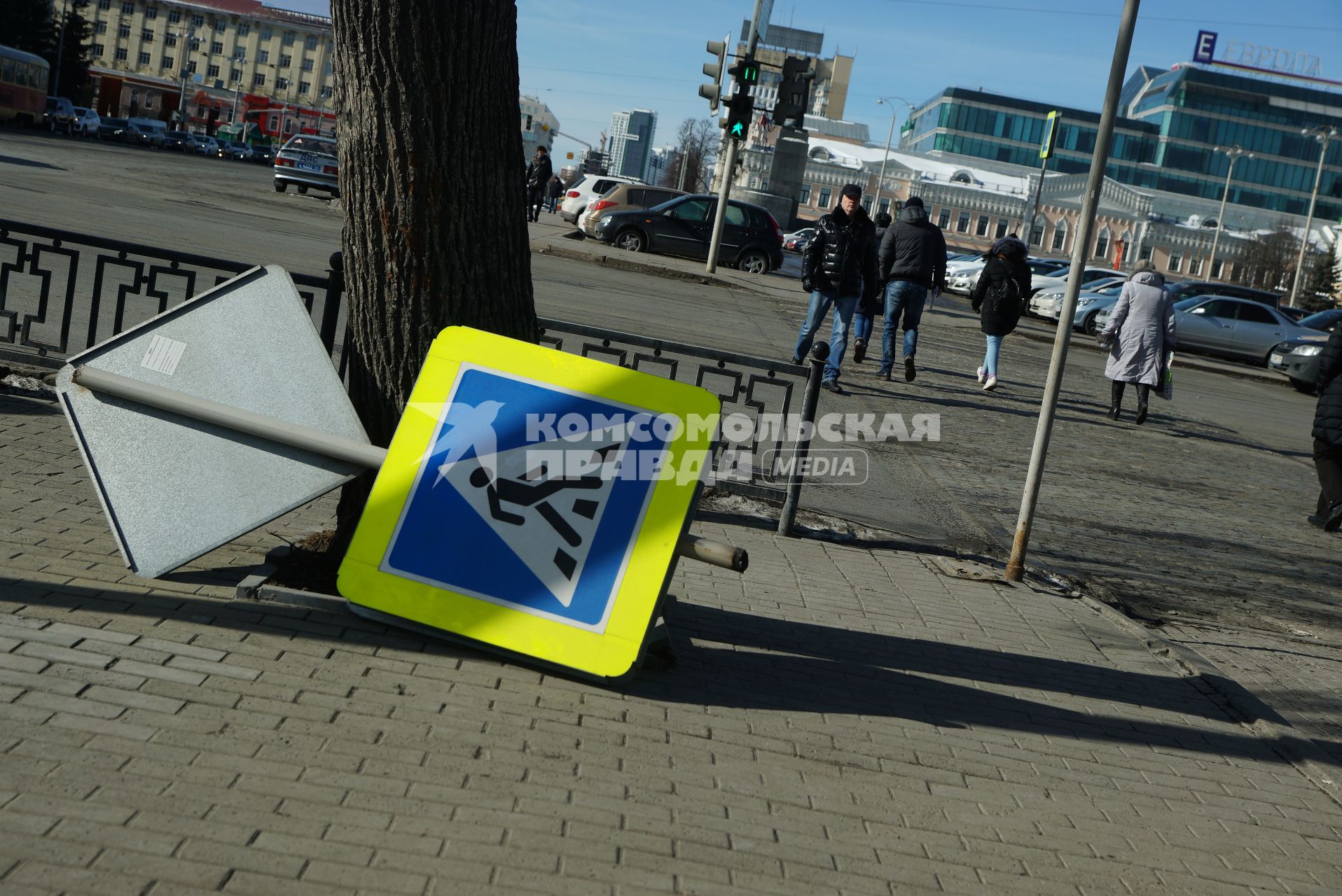 Екатеринбург. Дорожные службы ведут замену дорожных знаков