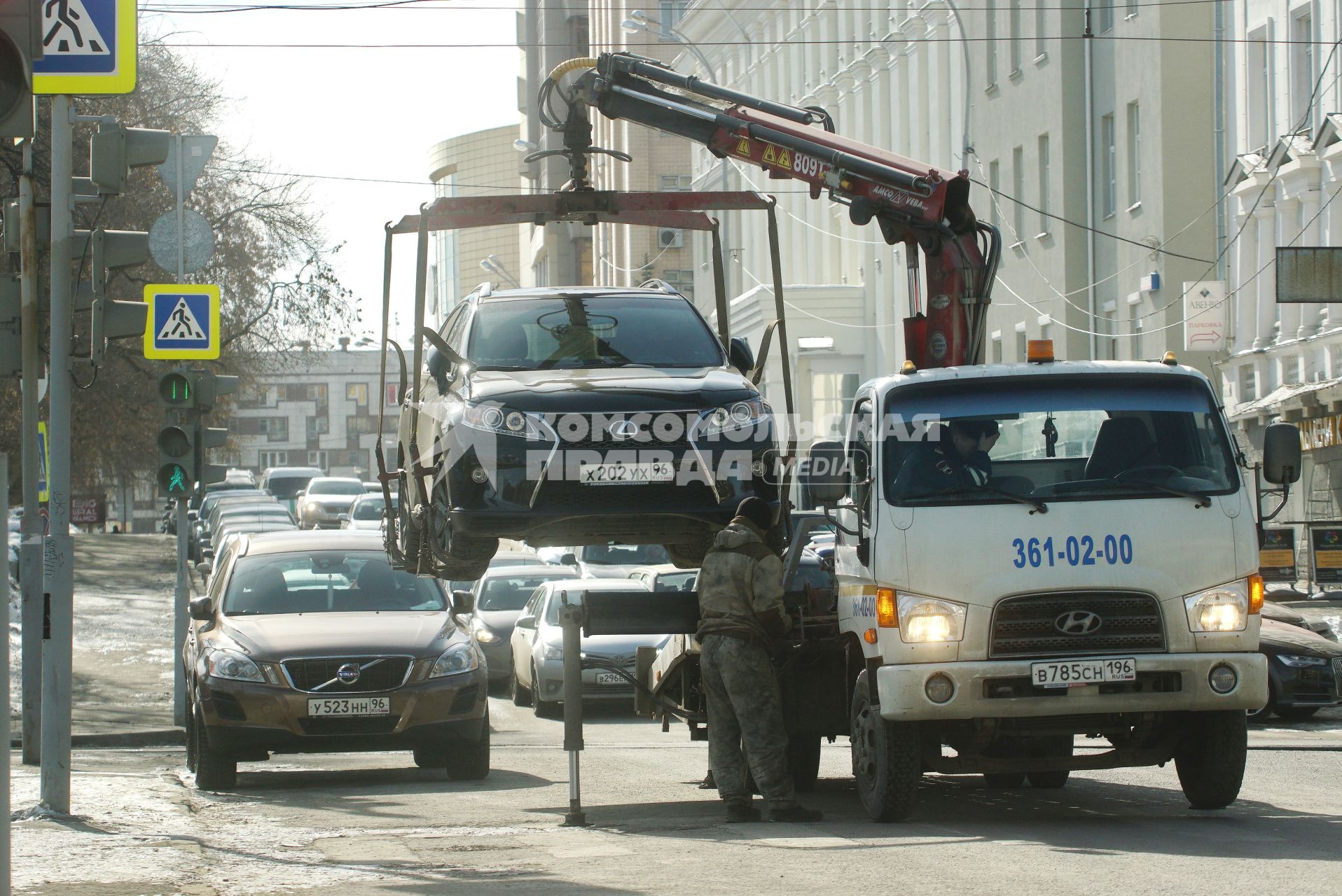 Екатеринбург. Эвакуация неправильно припаркованного автомобиля