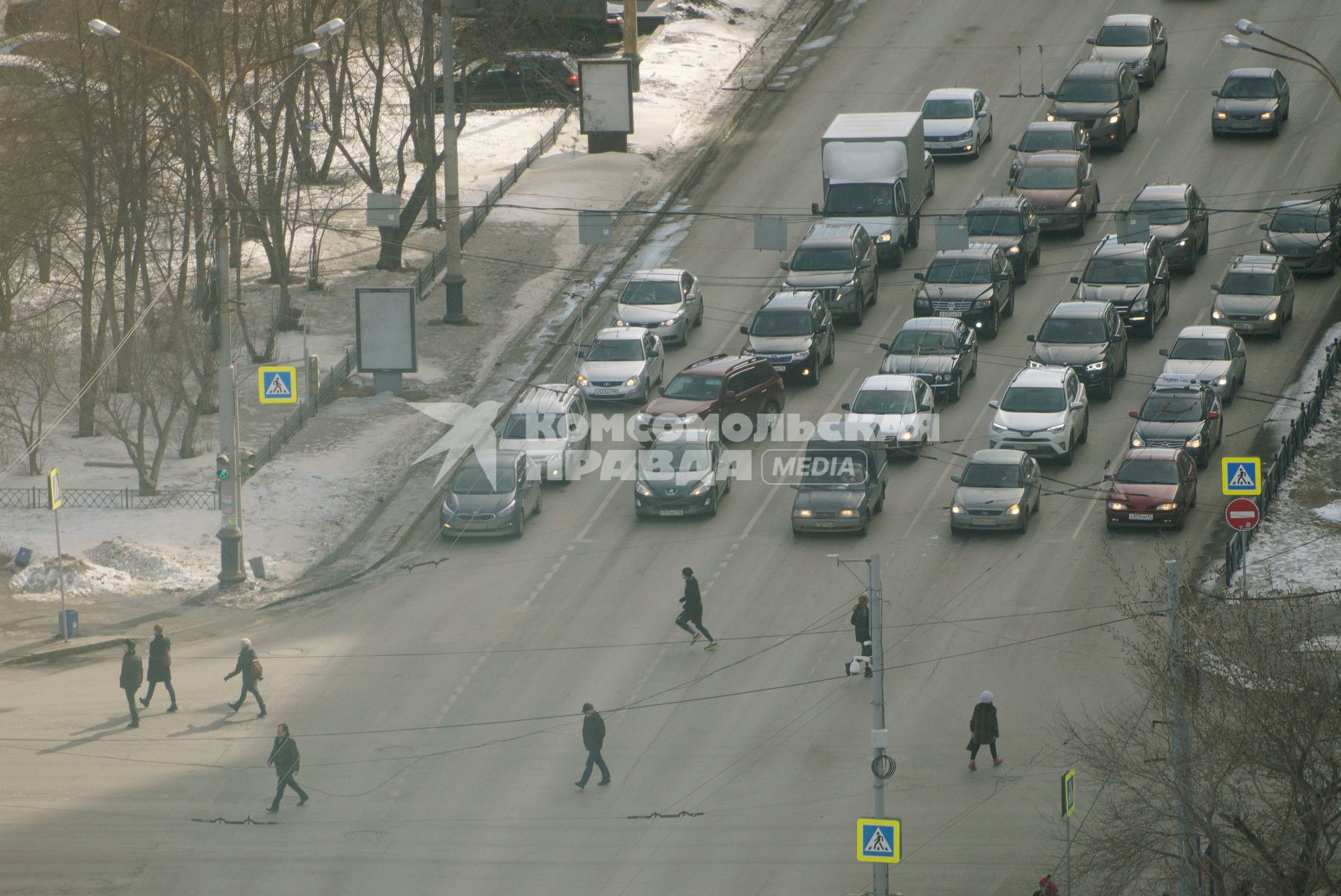 Екатеринбург. Автомобили стоят на светофоре