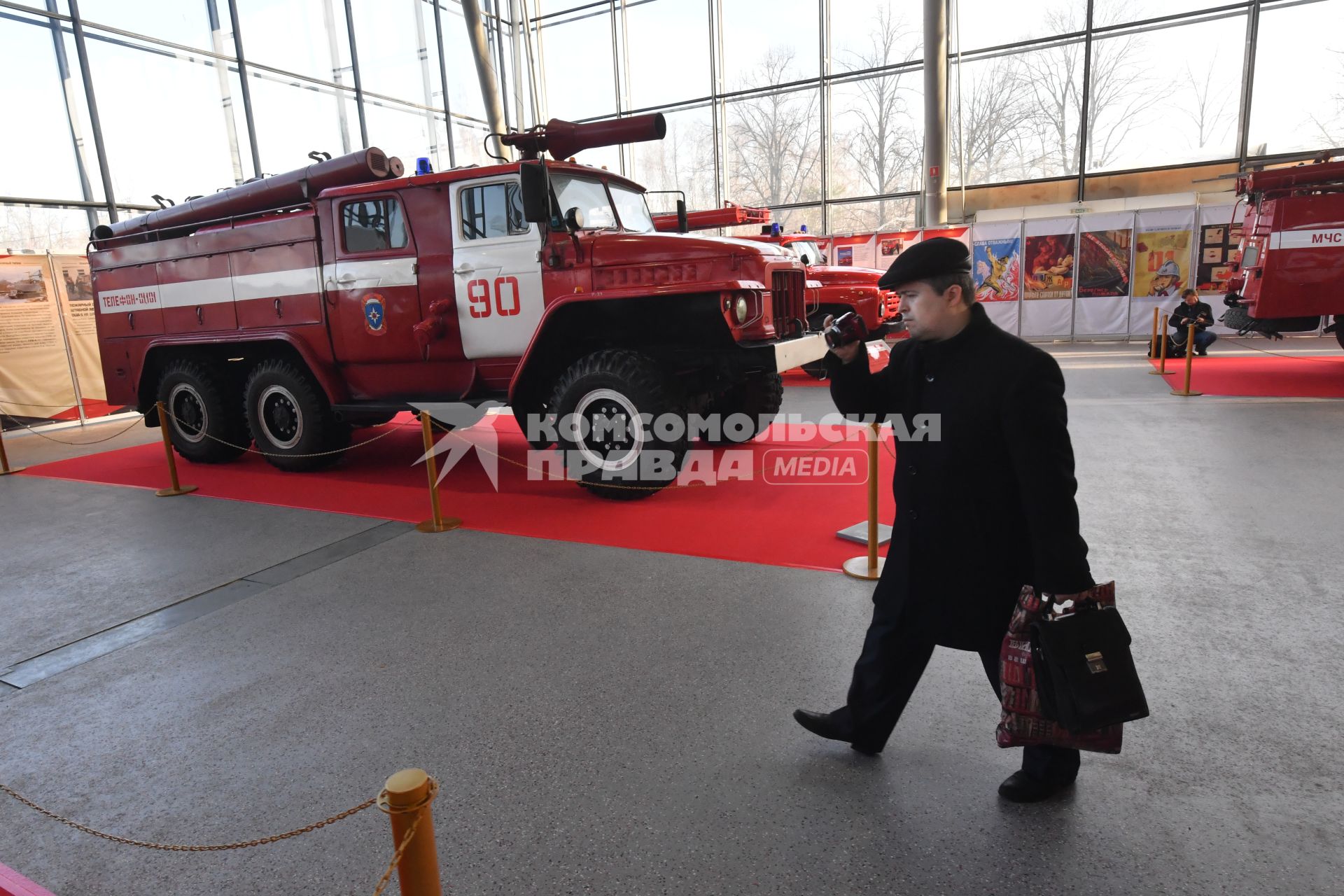 Москва. Пожарная автоцистерна АЦ-40(130)63Б - часть специальной экспозиции, посвященной 100-летию пожарной охраны СССР на 27-й выставке старинных автомобилей и антиквариата `Олдтаймер-Галерея` в московском КВЦ `Сокольники`.