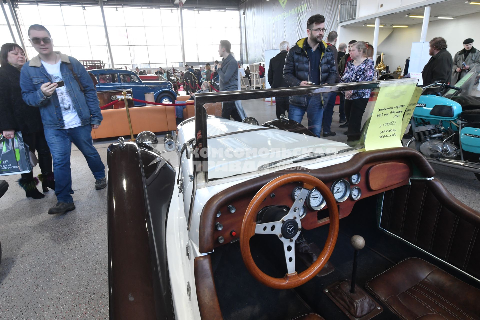 Москва.  На 27-й выставке старинных автомобилей и антиквариата `Олдтаймер-Галерея` в московском КВЦ `Сокольники`.