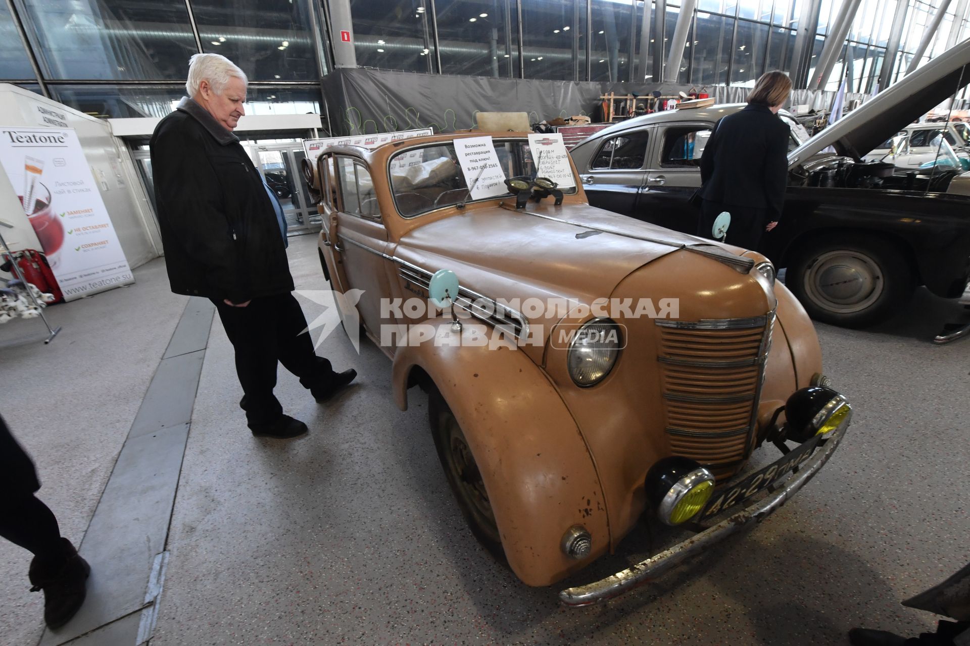 Москва. Автомобиль Москвич-400  на 27-й выставке старинных автомобилей и антиквариата `Олдтаймер-Галерея` в московском КВЦ `Сокольники`.