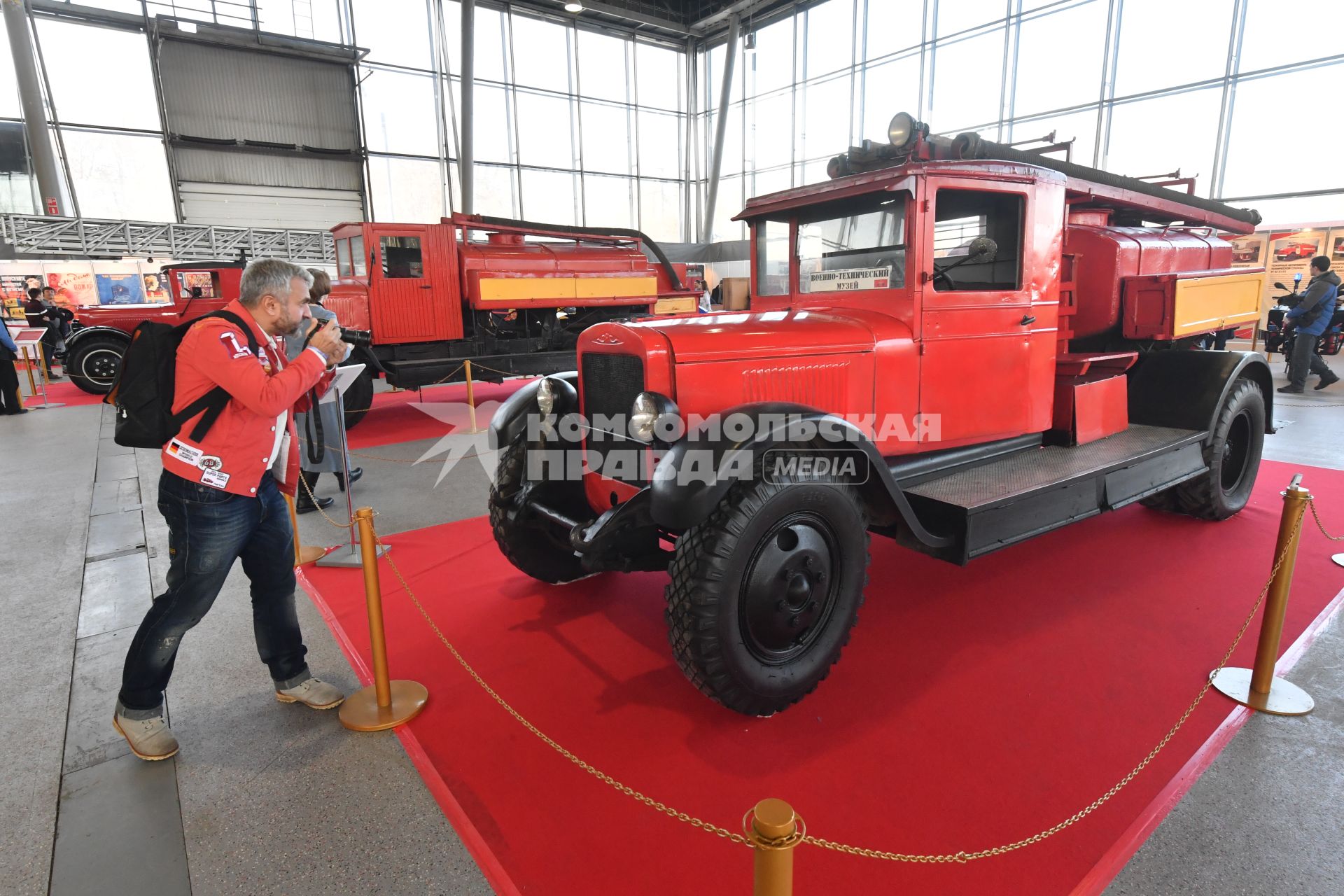 Москва. Автонасос на шасси АМО-4 - часть специальной экспозиции, посвященной 100-летию пожарной охраны СССР на 27-й выставке старинных автомобилей и антиквариата `Олдтаймер-Галерея` в московском КВЦ `Сокольники`.