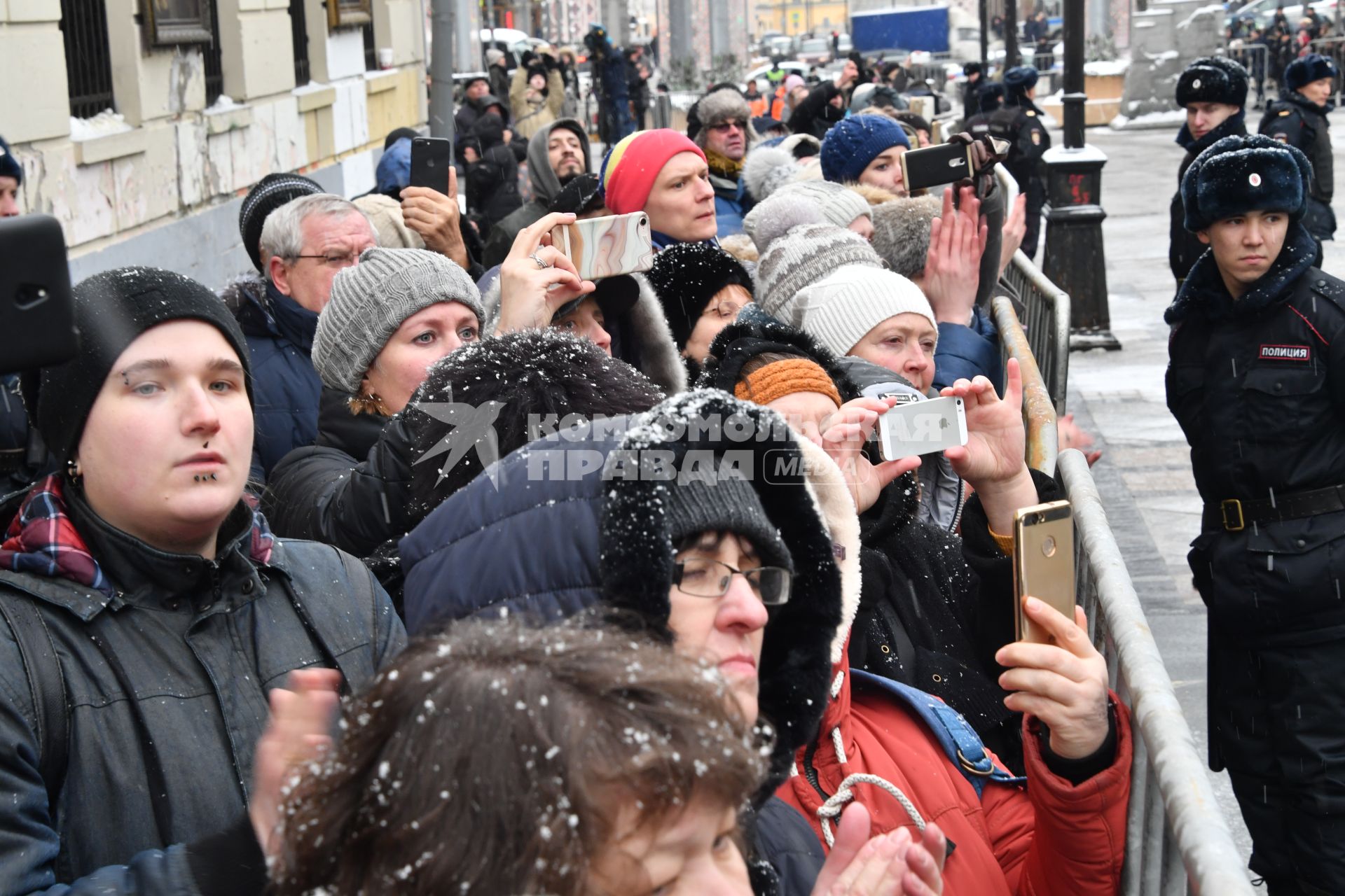 Москва. Люди у здания МХТ имени А. П.Чехова в Камергерском переулке, где проходит церемония прощания с актером и режиссером Олегом Табаковым.