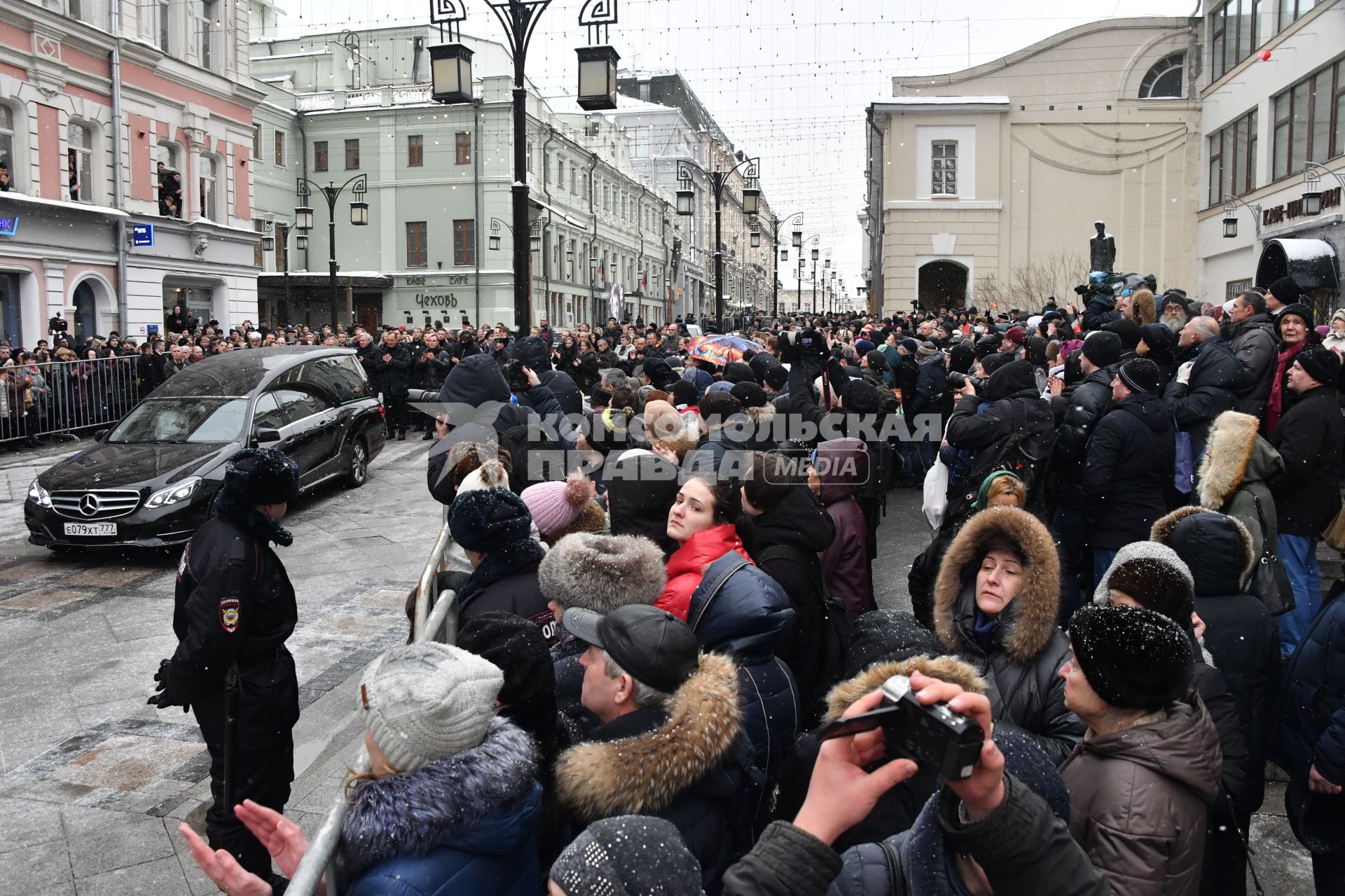 Москва.  Во время церемонии прощания с актером и режиссером Олегом Табаковым у здания МХТ имени А.П.Чехова в Камергерском переулке.