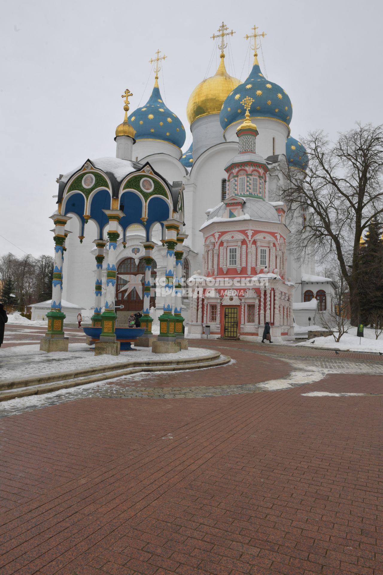 Сергиев Посад.  Святые источники перед Успенским собором  на территории   Свято-Троицкой Сергиевой  Лавры.