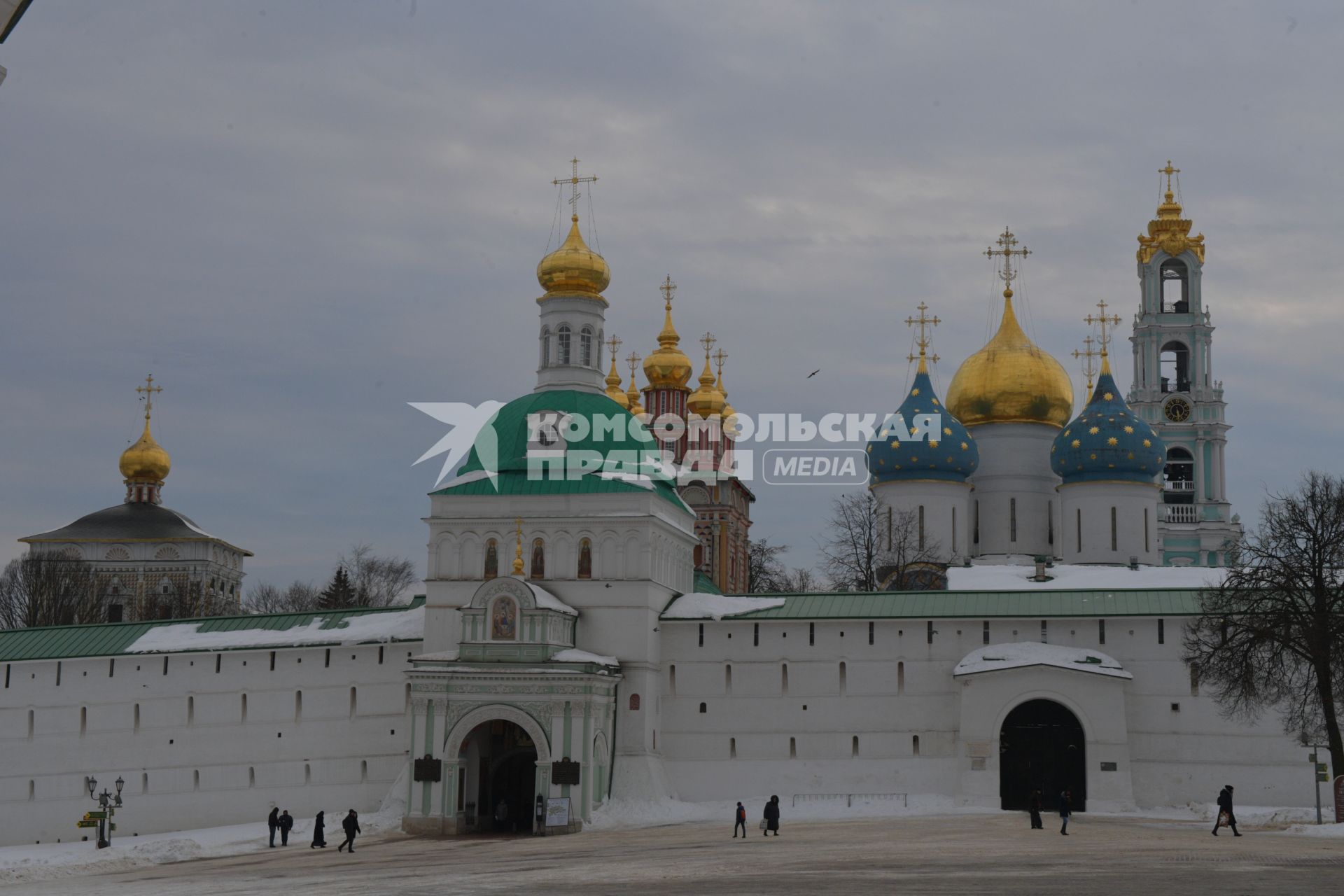 Сергиев Посад. Вид  на святые ворота   Свято-Троицкой Сергиевой Лавруы.