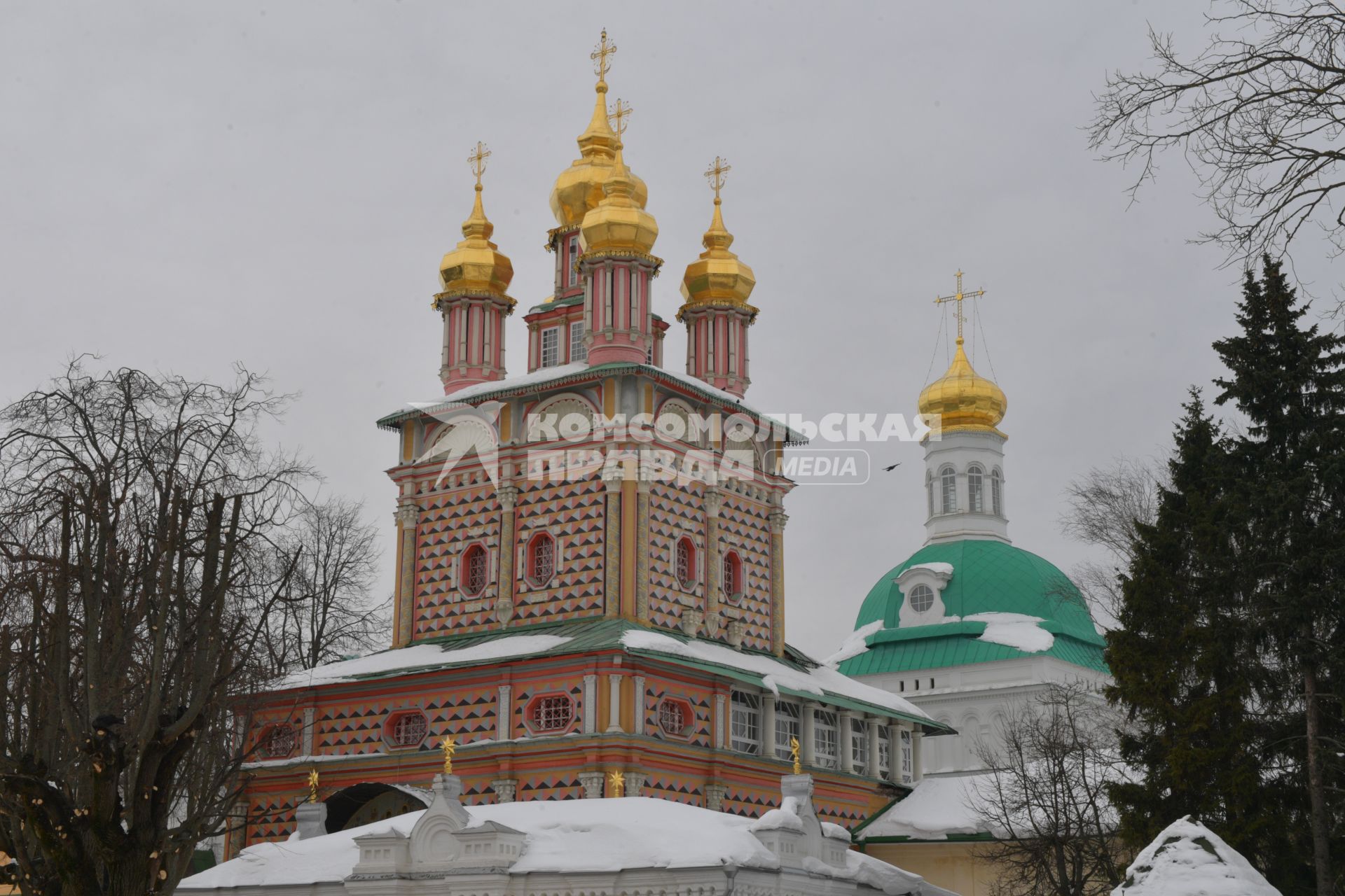 Сергиев Посад.   Купола Предтеченского храма  на территории   Свято-Троицкой Сергиевой  Лавры.