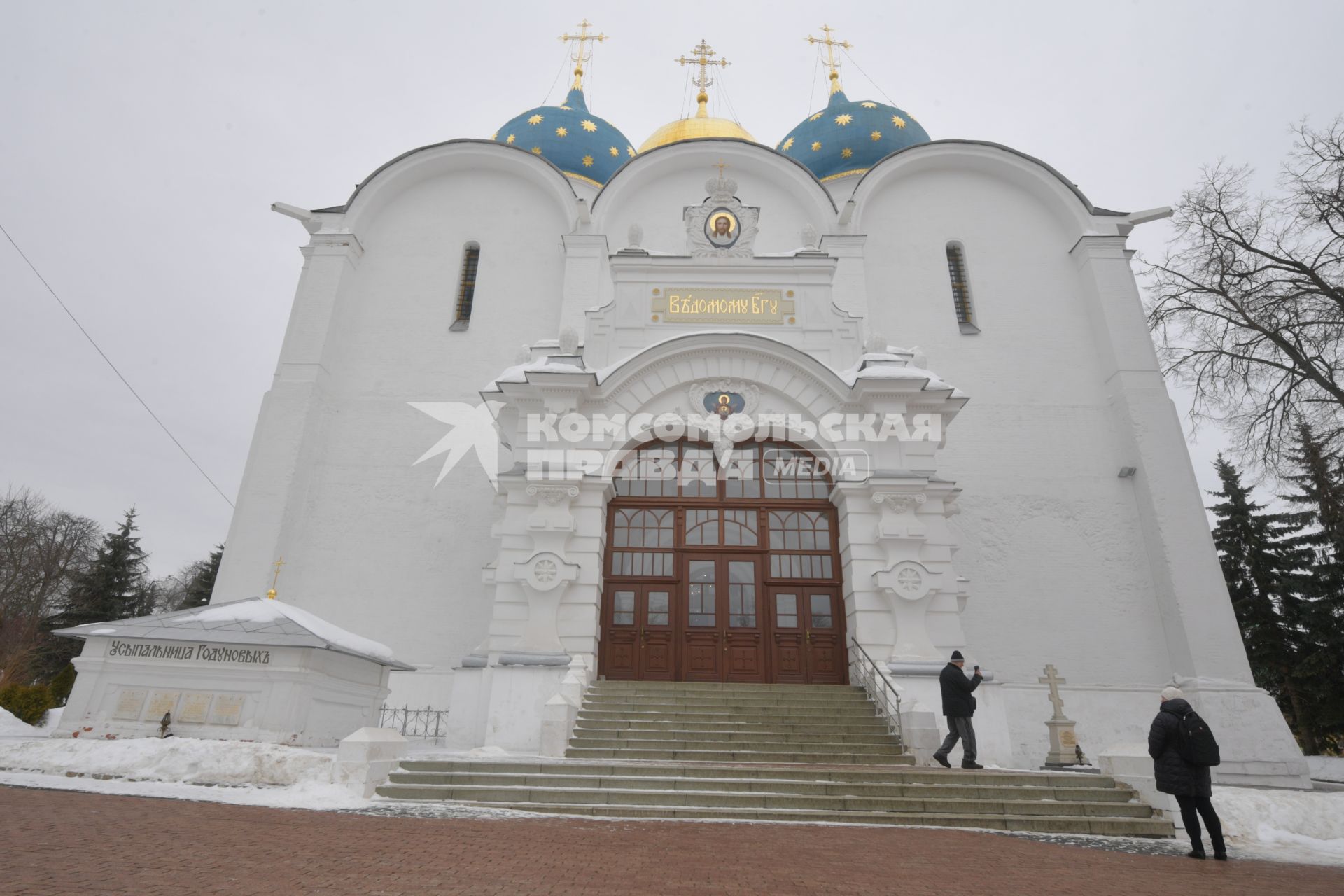 Сергиев Посад.  Успенский собор  и усыпальница Годуновых ( слева) на территории Свято-Троицкой Сергиевой  Лавры.