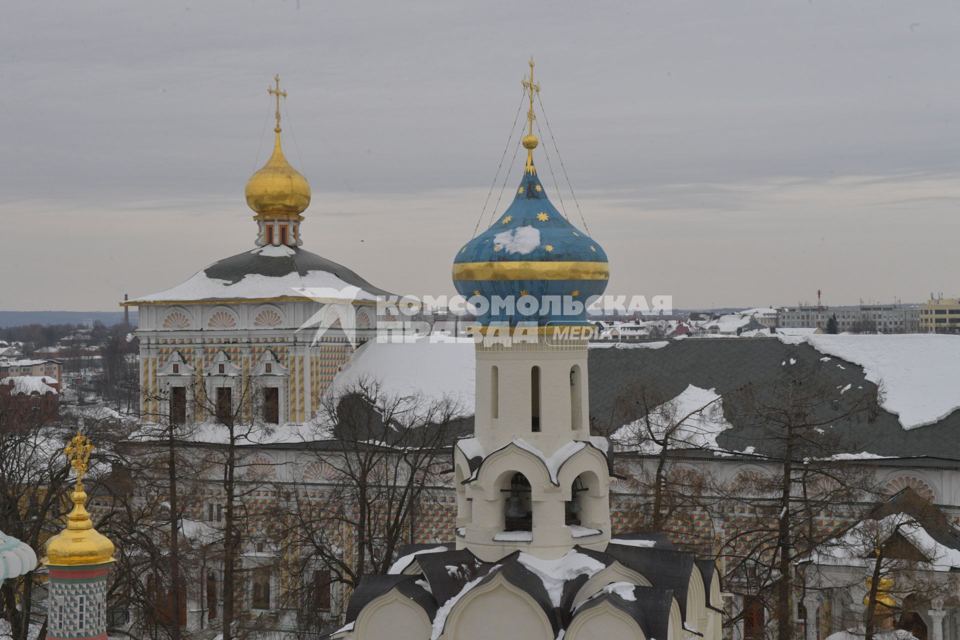 Сергиев Посад.  Вид на  купола  Свято-Троицкой Сергиевой  Лавры с колокольни.