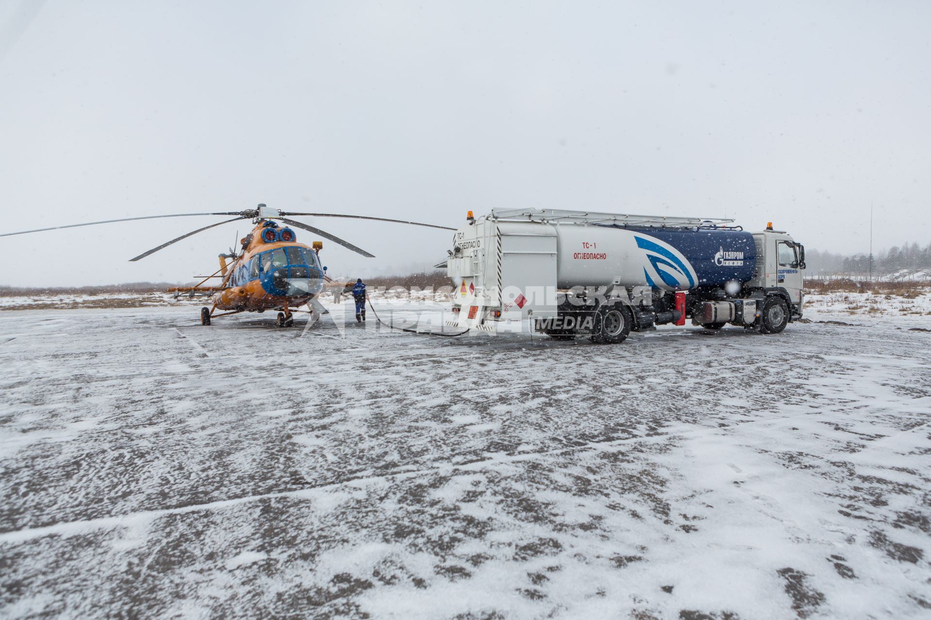 Ленинградская область. Заправка вертолета Ми-8 в аропорту г. Пушкин.