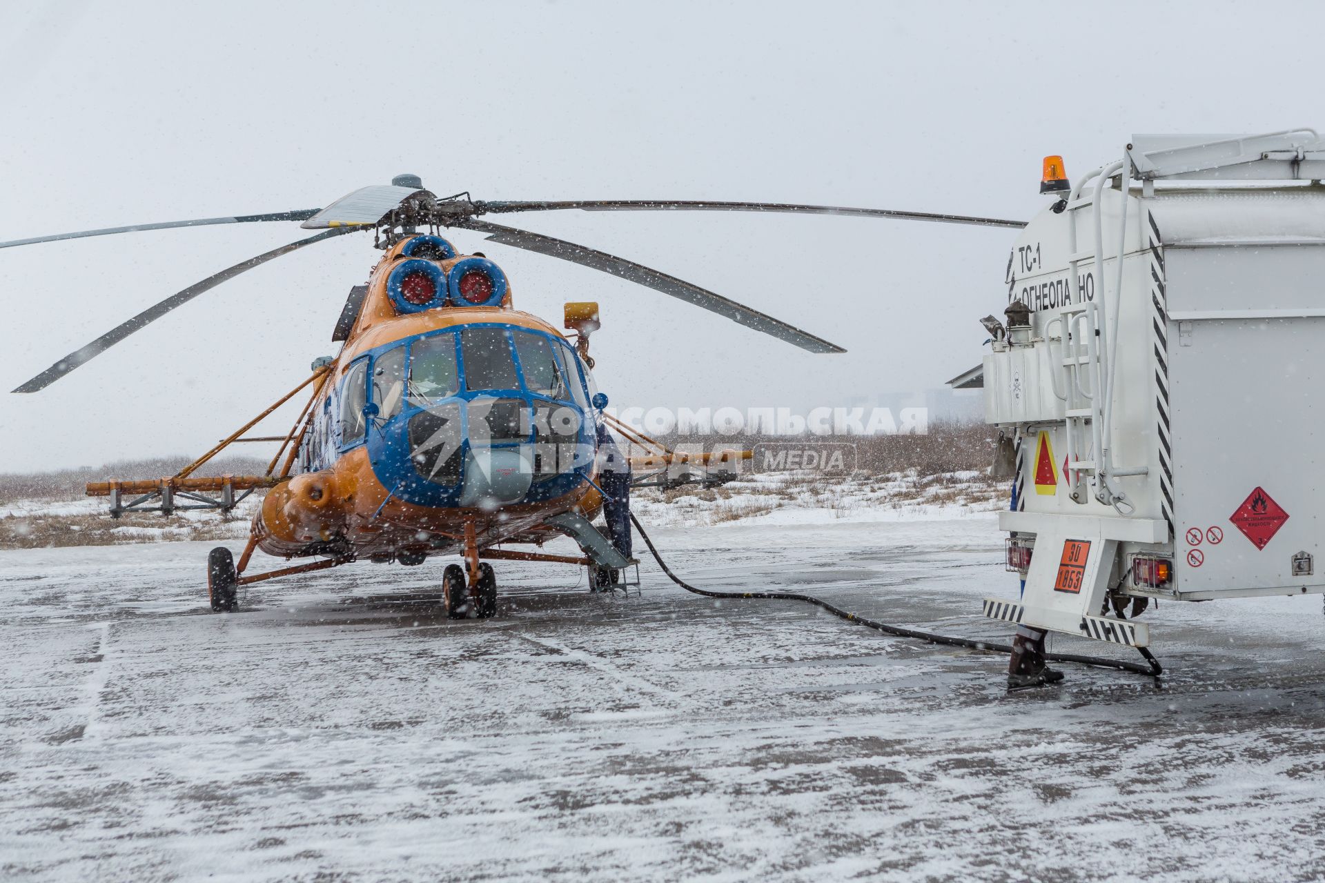 Ленинградская область. Заправка вертолета Ми-8 в аропорту г. Пушкин.