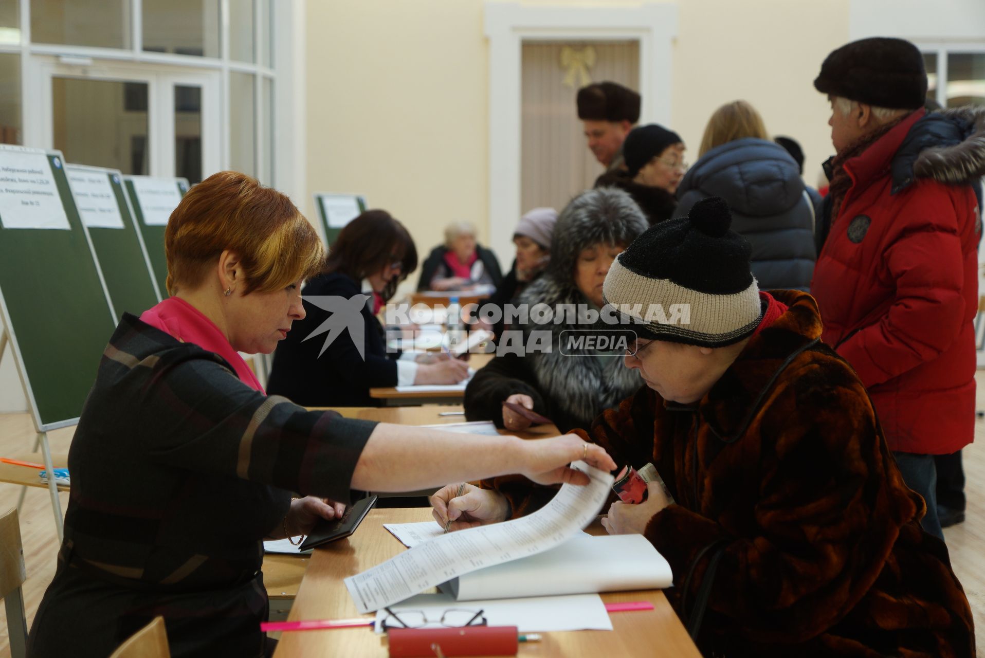 Екатеринбург. Люди на избирательном участке во время выборов президента России в 2018г