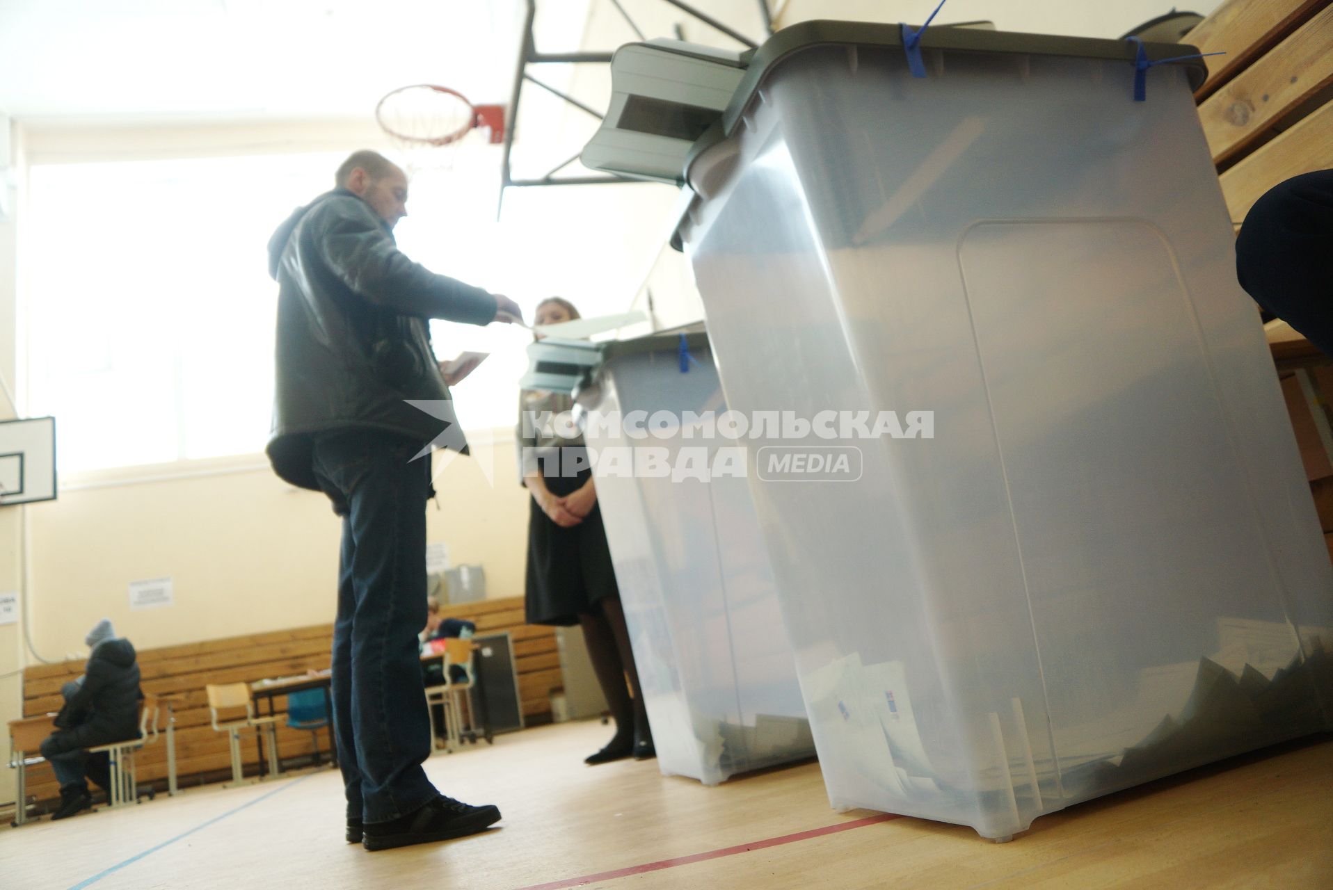 Екатеринбург. Урна для голосования на избирательном участке во время выборов президента России в 2018г