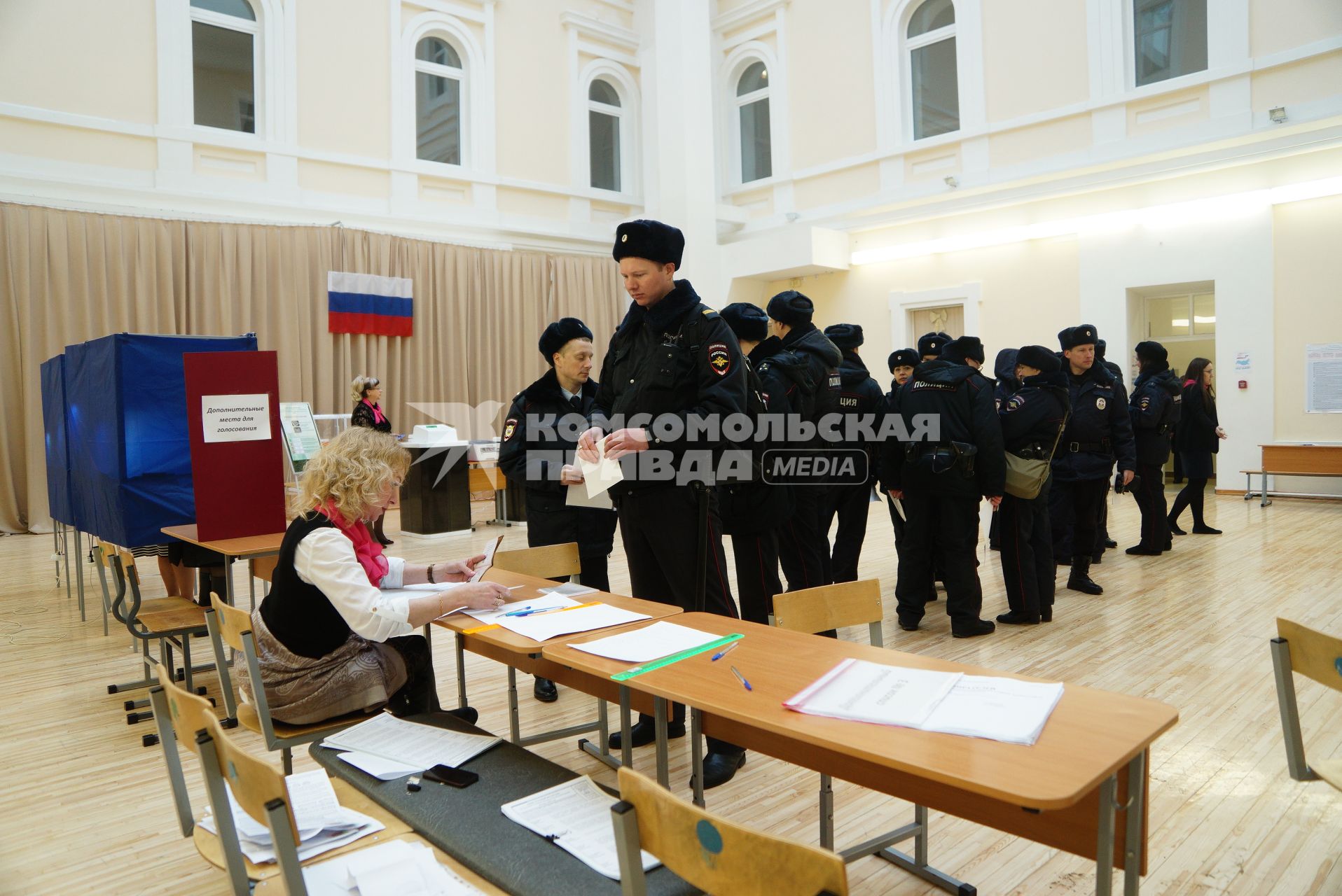 Екатеринбург. Сотрудники полиции голосуют на избирательном участке во время выборов президента России в 2018г