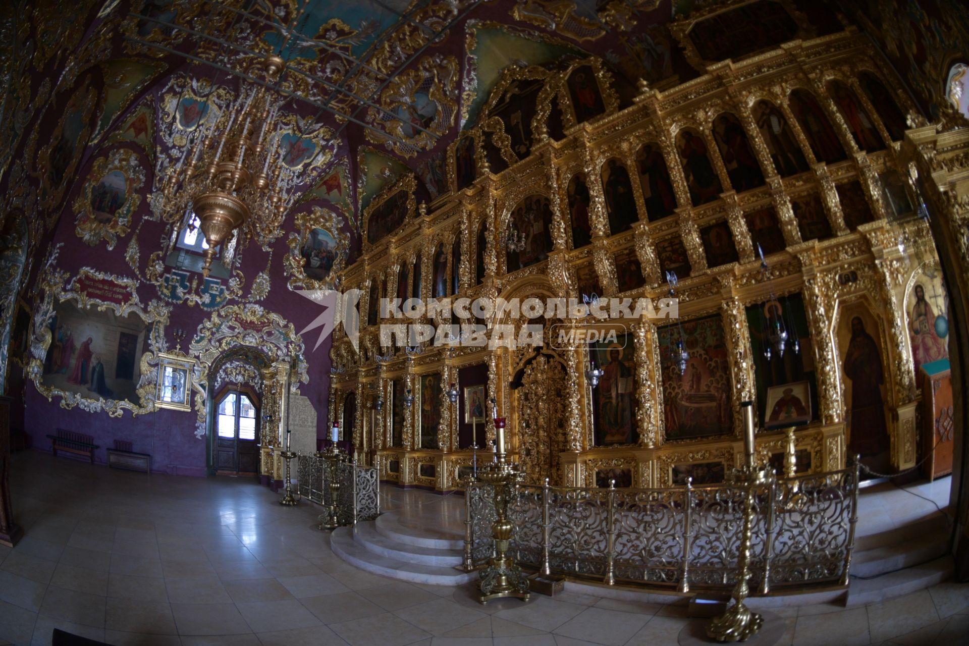 Сергиев Посад. Интерьер   Трапезного храма.