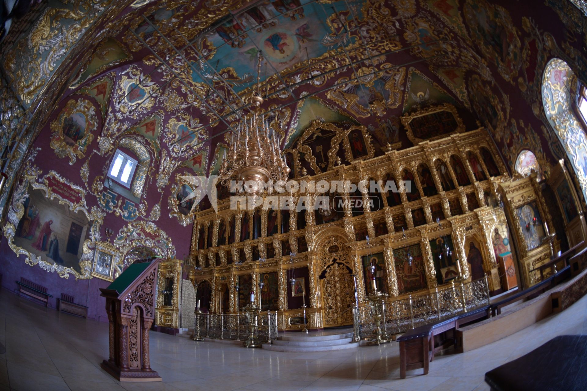 Сергиев Посад. Интерьер   Трапезного храма.