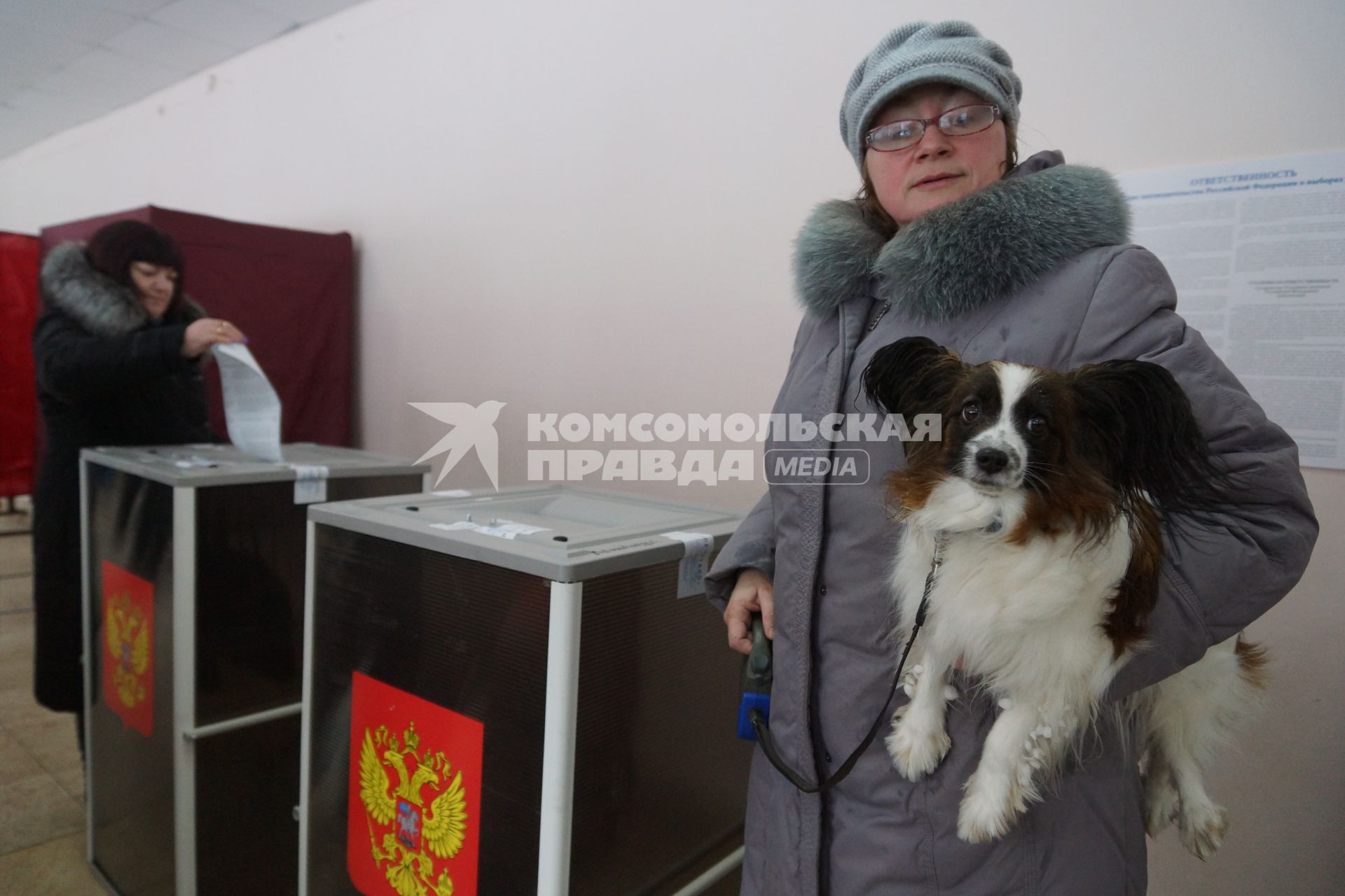 Самара. Женщины во время голосования на выборах президента РФ на избирательном участке #3011.