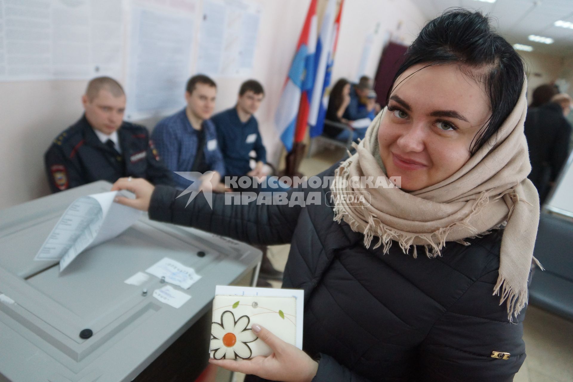 Самара. Во время голосования на выборах президента РФ на избирательном участке #3011.